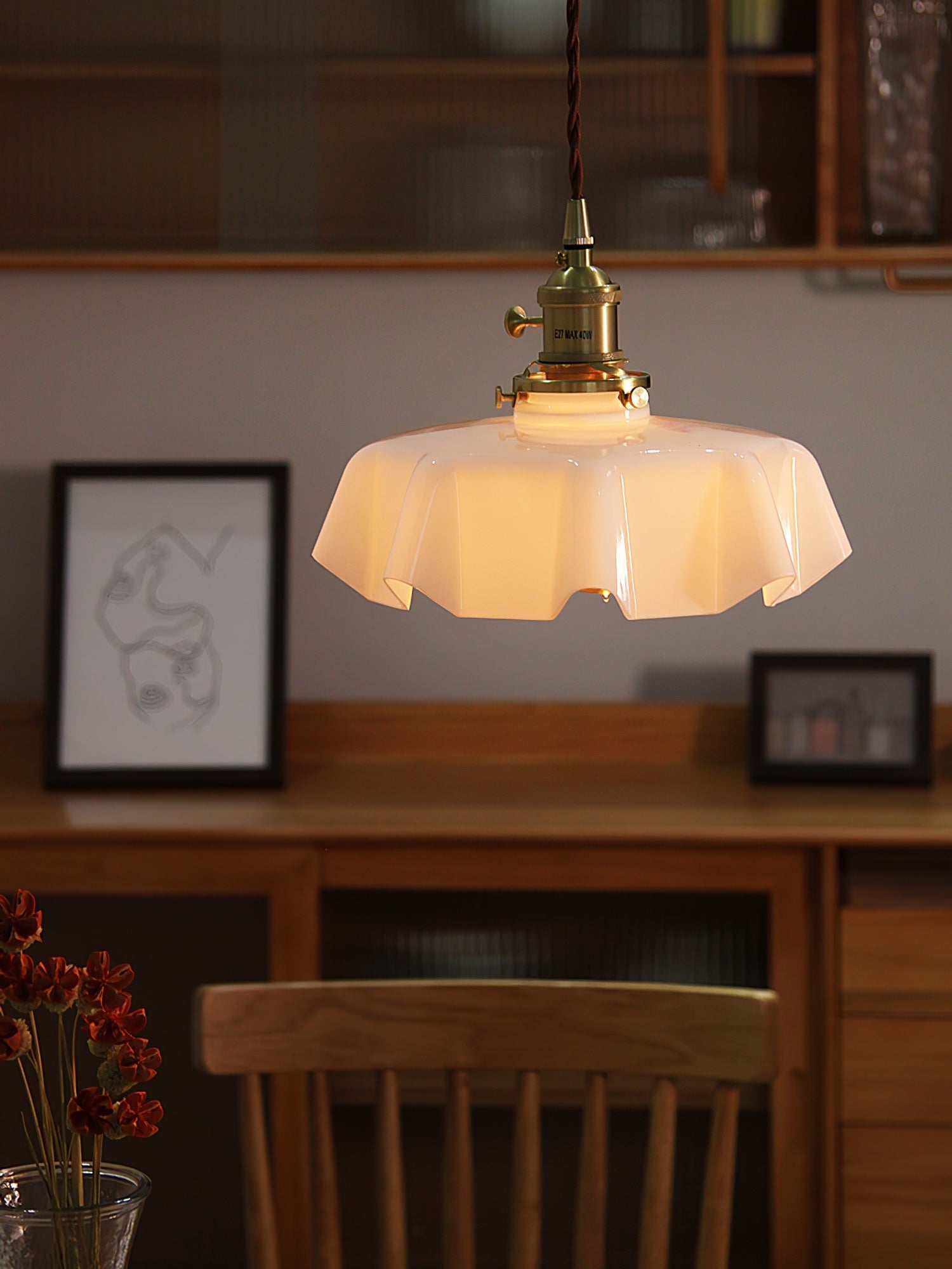 Francouzské květinové plisované závěsné svítidlo — vintage design osvětlení