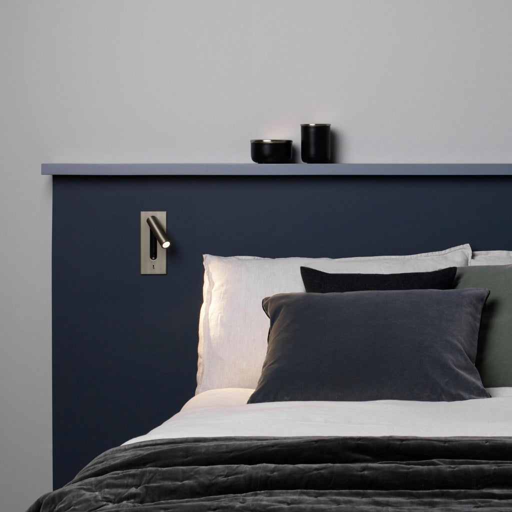 Fällbar vägglampa för sängbord — vridbar arm på 330°, vippströmbrytare, 18,3 cm hög