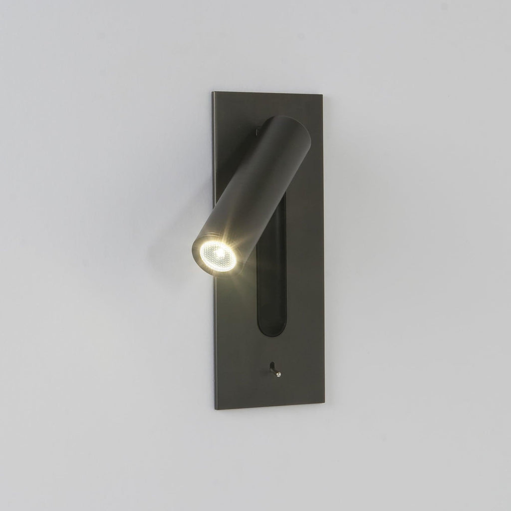 Fällbar vägglampa för sängbord — vridbar arm på 330°, vippströmbrytare, 18,3 cm hög