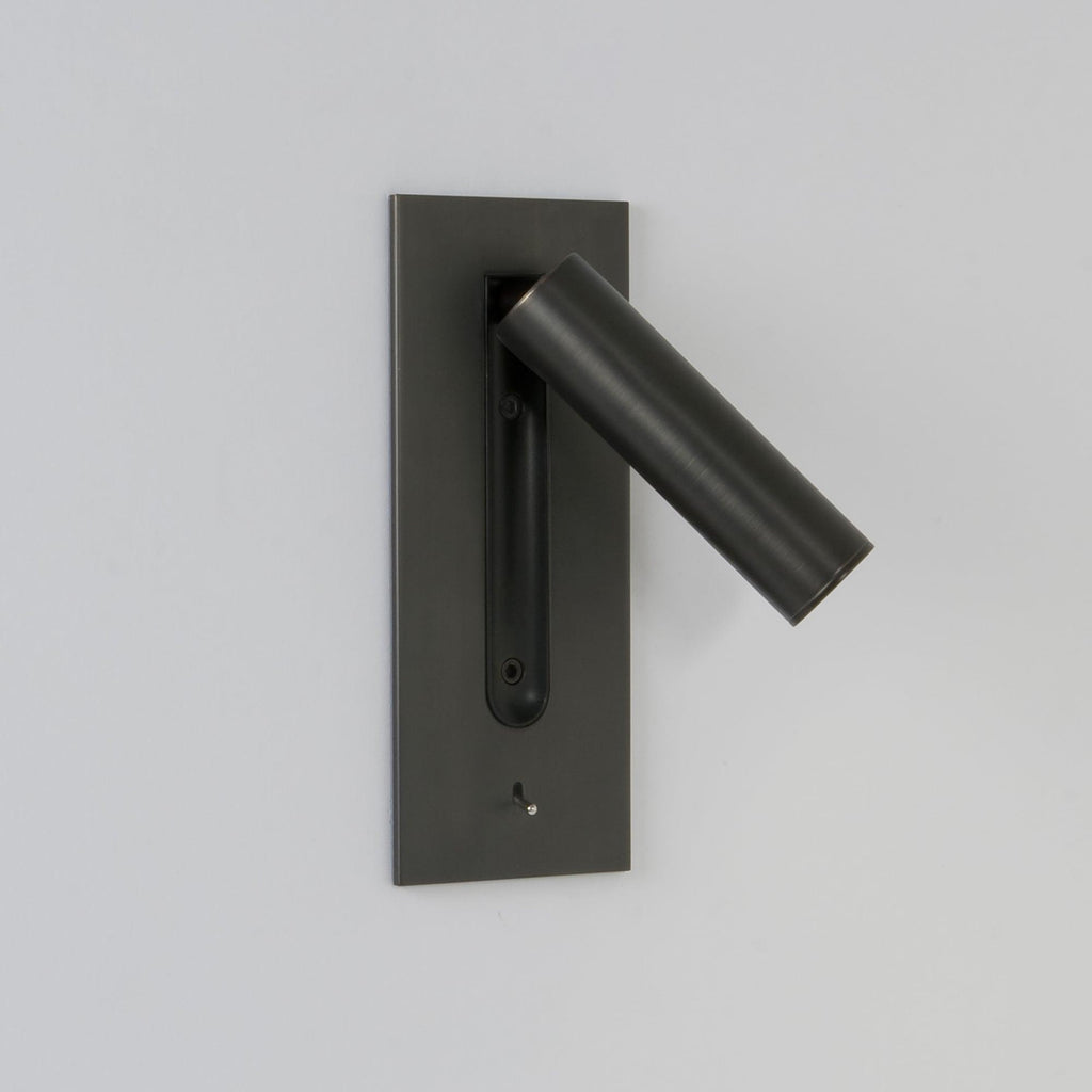 Fällbar vägglampa för sängbord — vridbar arm på 330°, vippströmbrytare, 18,3 cm hög