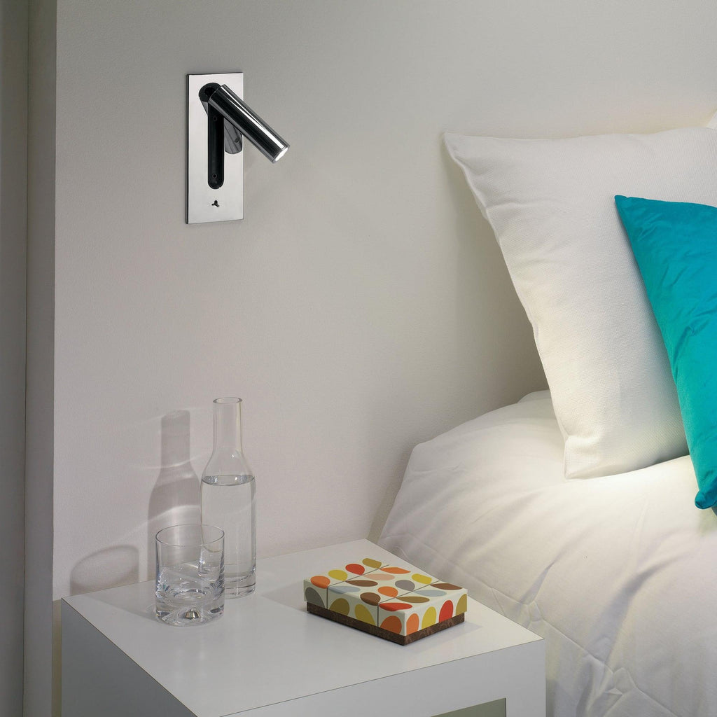 Fällbar vägglampa för sängbord — vridbar arm på 330°, vippströmbrytare, 18,3 cm hög