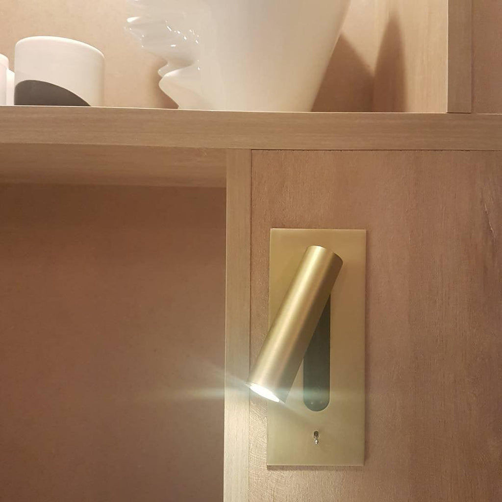 Fällbar vägglampa för sängbord — vridbar arm på 330°, vippströmbrytare, 18,3 cm hög