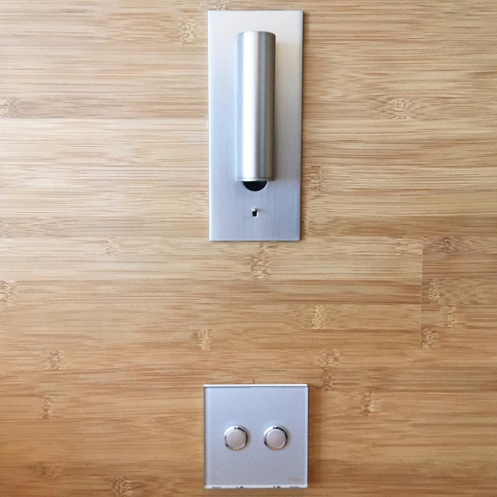 Fällbar vägglampa för sängbord — vridbar arm på 330°, vippströmbrytare, 18,3 cm hög
