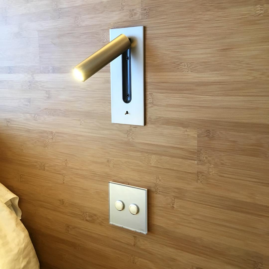 Fällbar vägglampa för sängbord — vridbar arm på 330°, vippströmbrytare, 18,3 cm hög