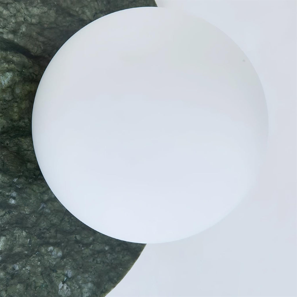 Lampada da parete contemporanea in marmo Enox — Dettaglio a globo arrotondato