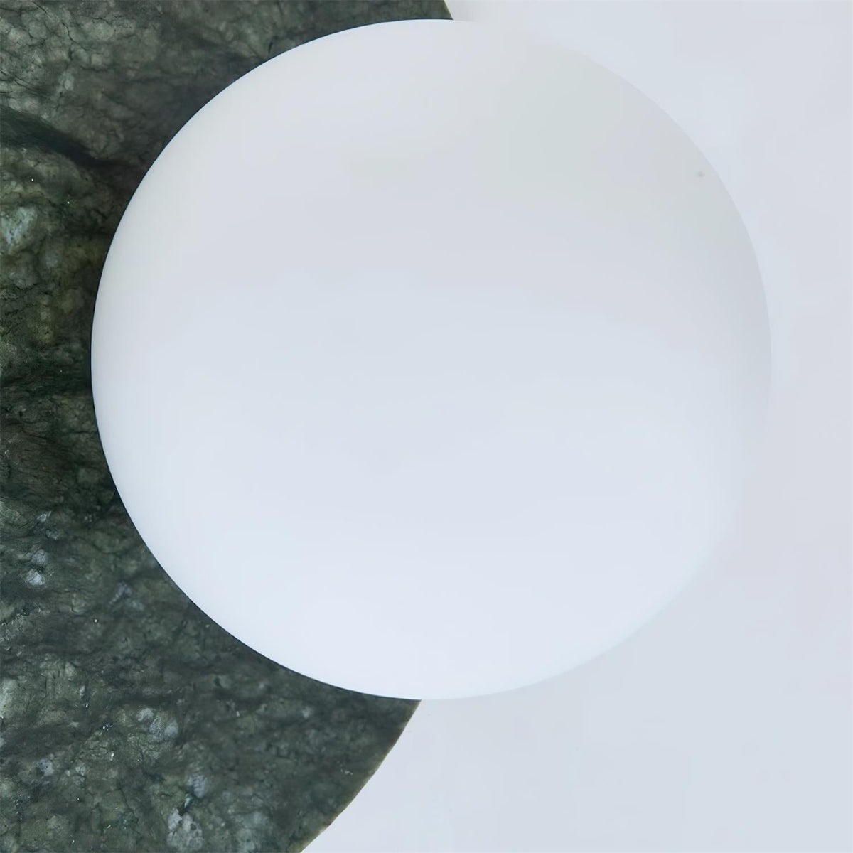 Lampada da parete contemporanea in marmo Enox — Dettaglio a globo arrotondato