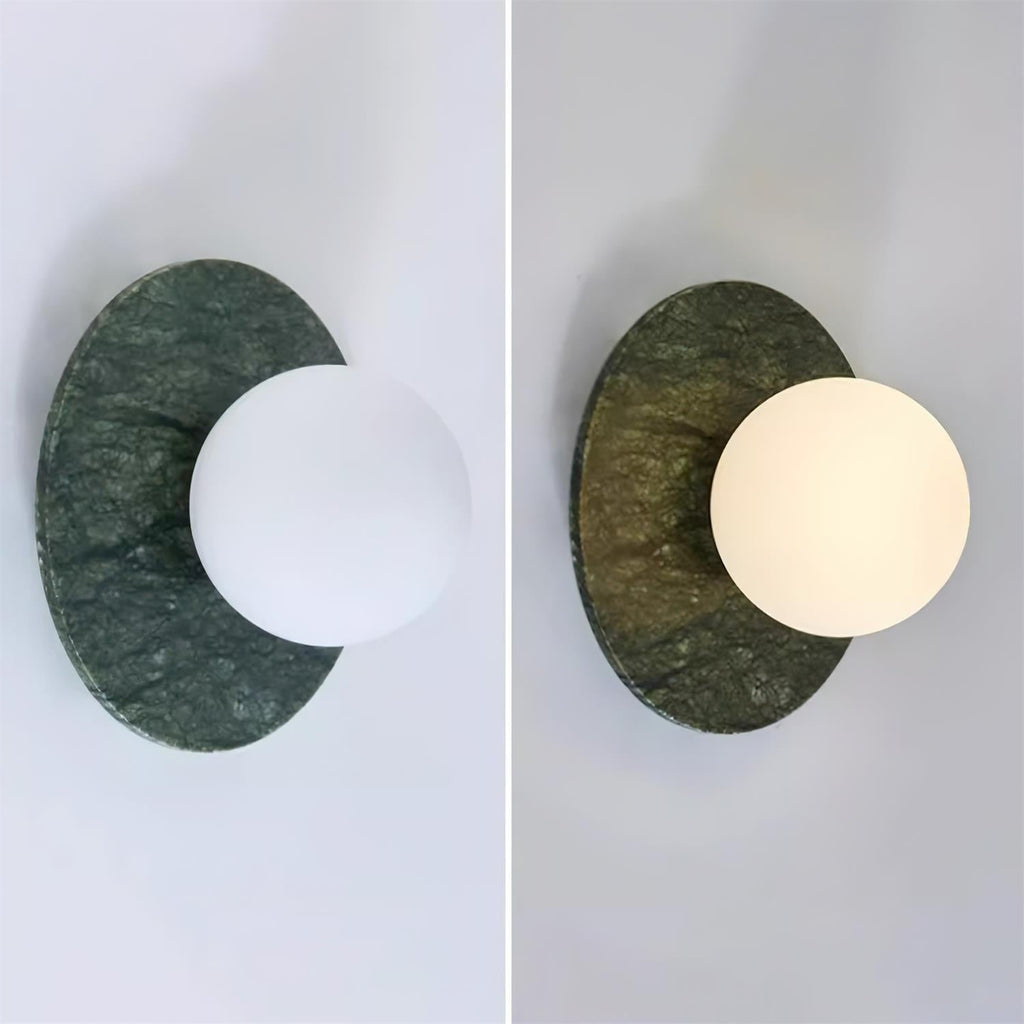 Lampada da parete contemporanea in marmo Enox — Dettaglio a globo arrotondato
