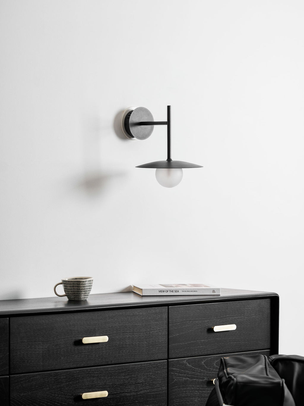 Nástěnné svítidlo Gea z železa — kompaktní zakřivený design