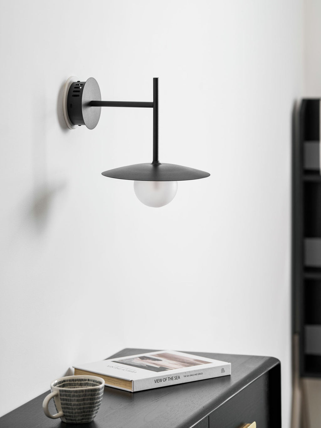 Nástěnné svítidlo Gea z železa — kompaktní zakřivený design