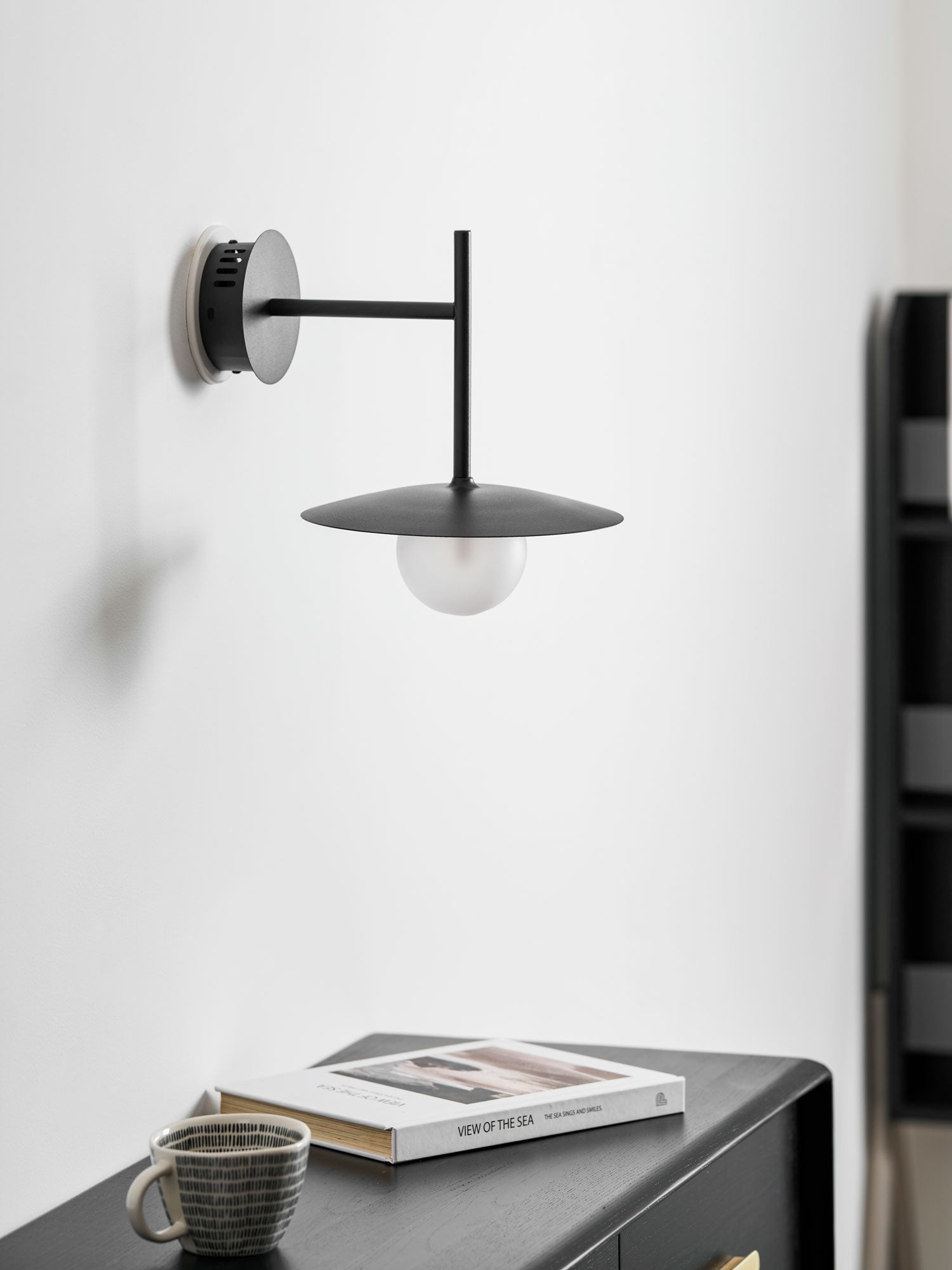 Nástěnné svítidlo Gea z železa — kompaktní zakřivený design