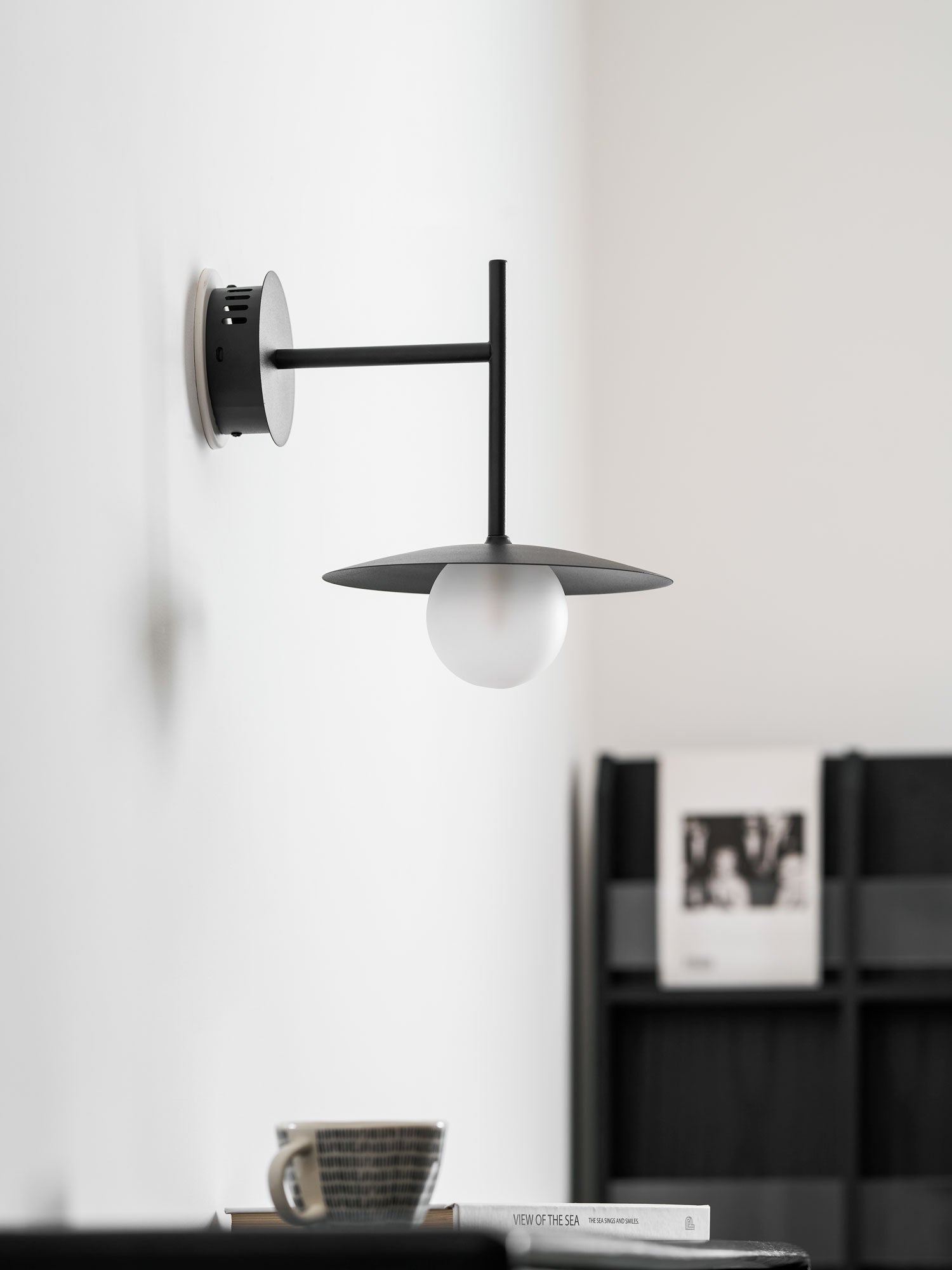 Nástěnné svítidlo Gea z železa — kompaktní zakřivený design