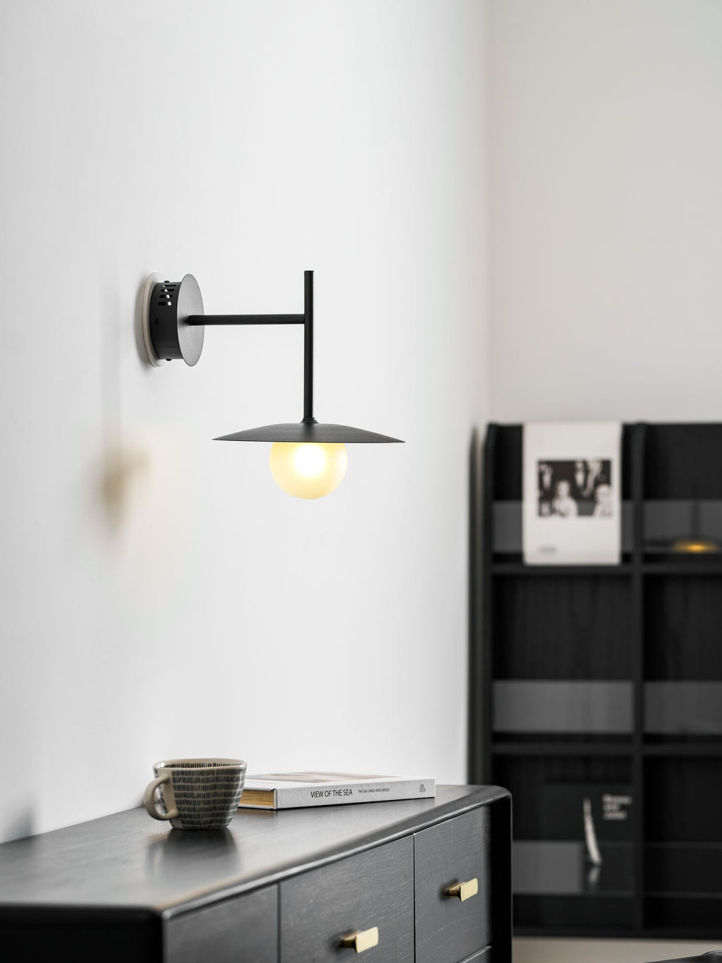 Nástěnné svítidlo Gea z železa — kompaktní zakřivený design