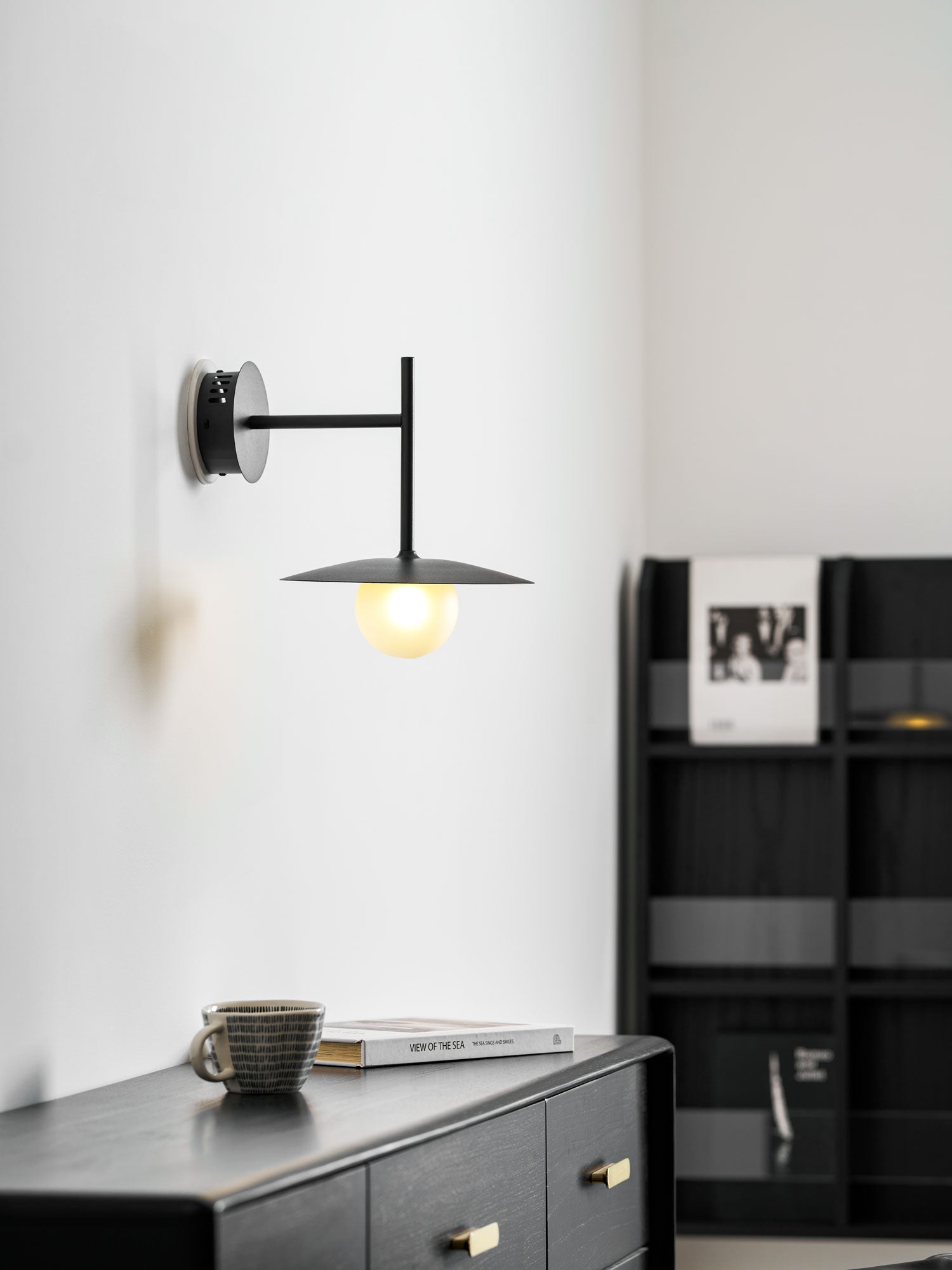 Nástěnné svítidlo Gea z železa — kompaktní zakřivený design