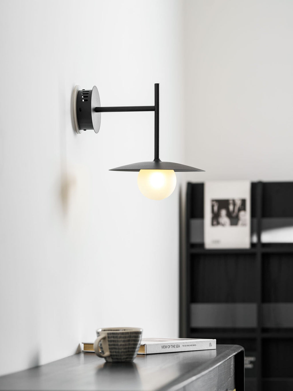 Nástěnné svítidlo Gea z železa — kompaktní zakřivený design