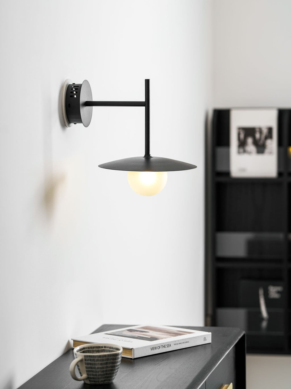 Nástěnné svítidlo Gea z železa — kompaktní zakřivený design