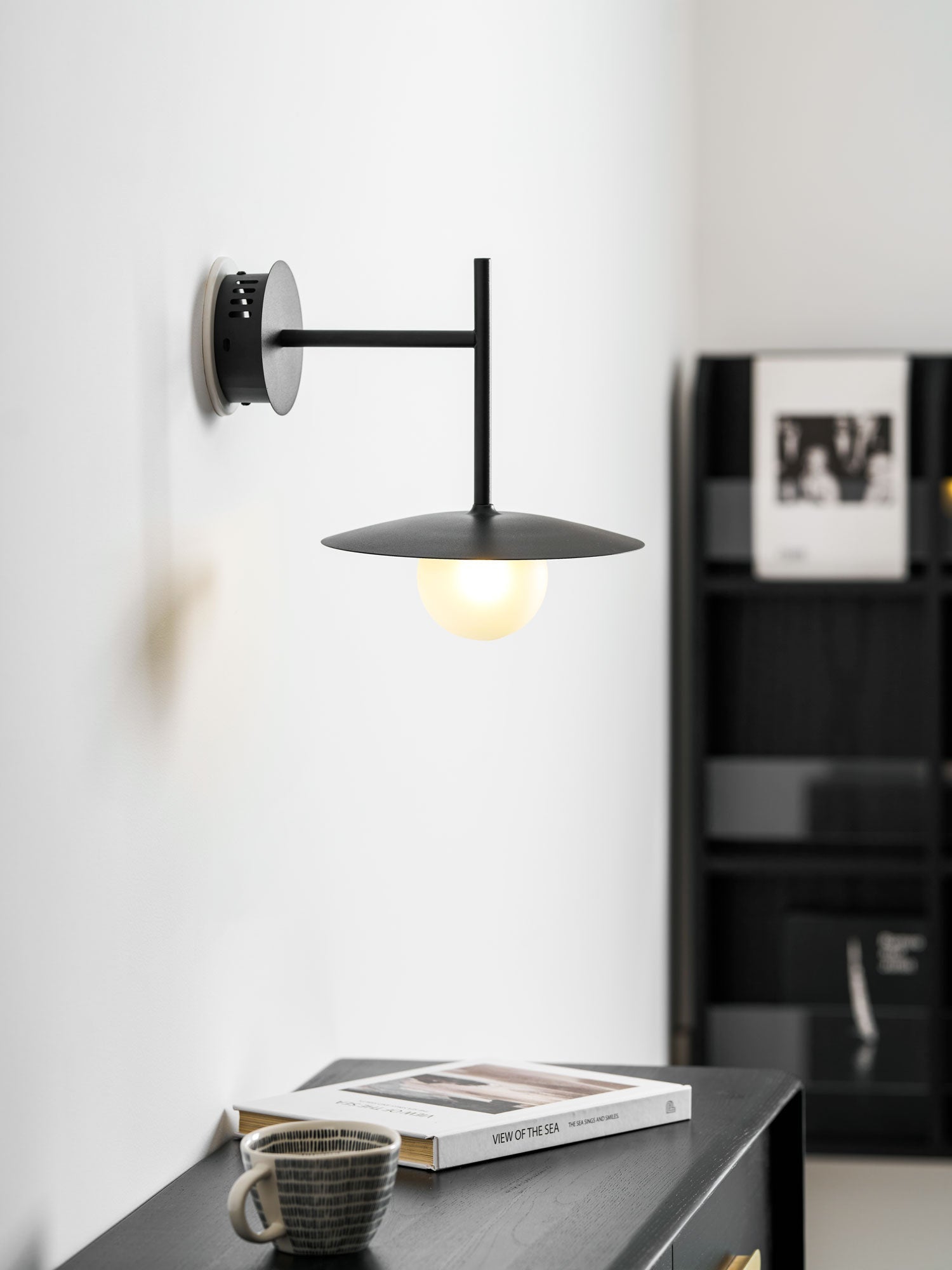 Nástěnné svítidlo Gea z železa — kompaktní zakřivený design