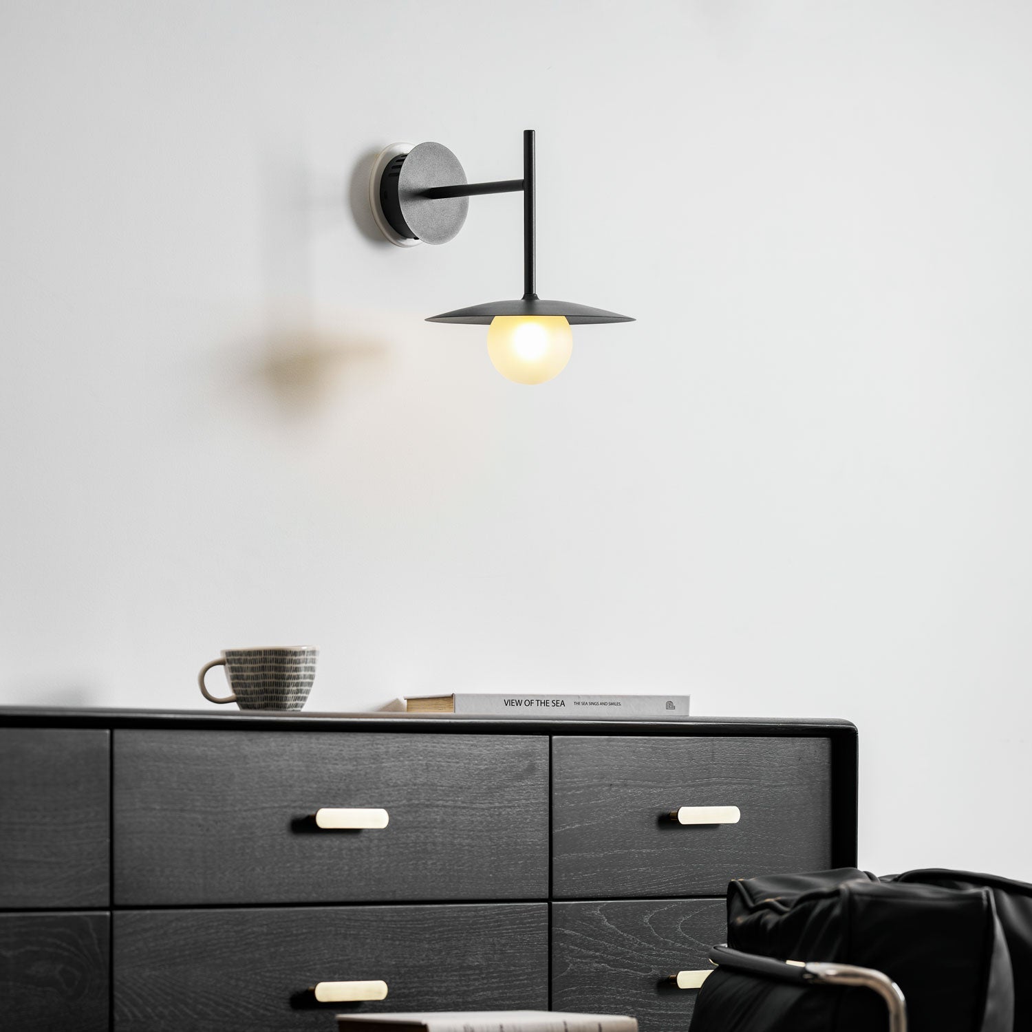 Nástěnné svítidlo Gea z železa — kompaktní zakřivený design
