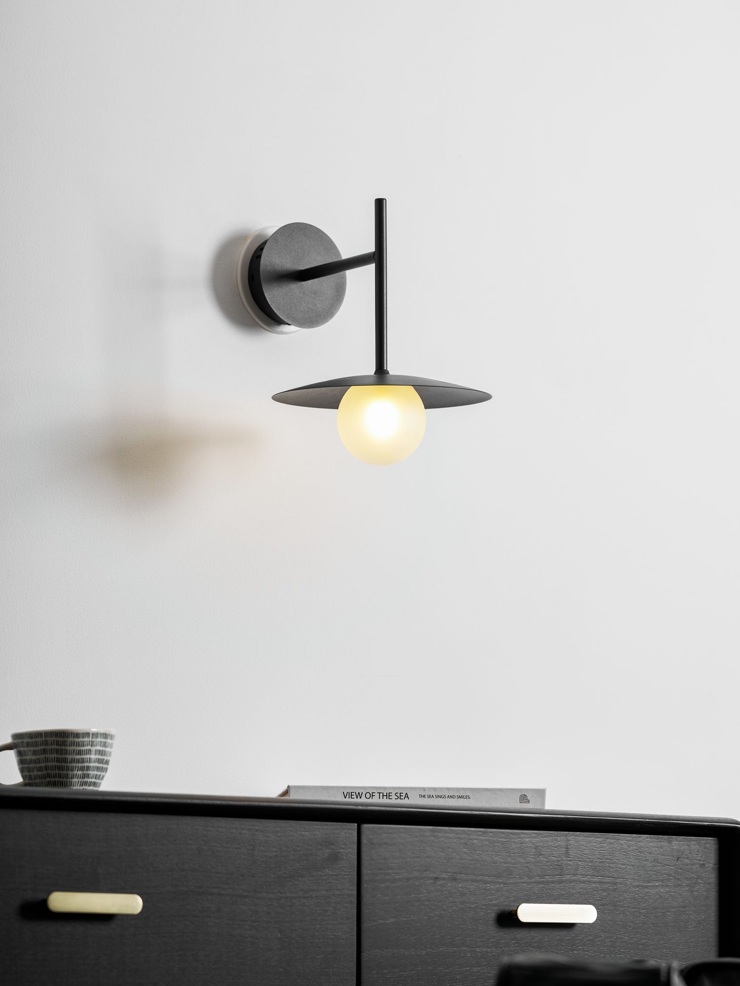 Nástěnné svítidlo Gea z železa — kompaktní zakřivený design