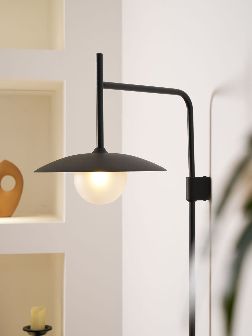 Gea Wandleuchte mit Schwenkarm und Stecksystem – geschwungenes Arm-Design, sanfte Beleuchtung
