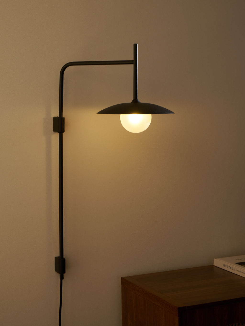 Gea Wandleuchte mit Schwenkarm und Stecksystem – geschwungenes Arm-Design, sanfte Beleuchtung