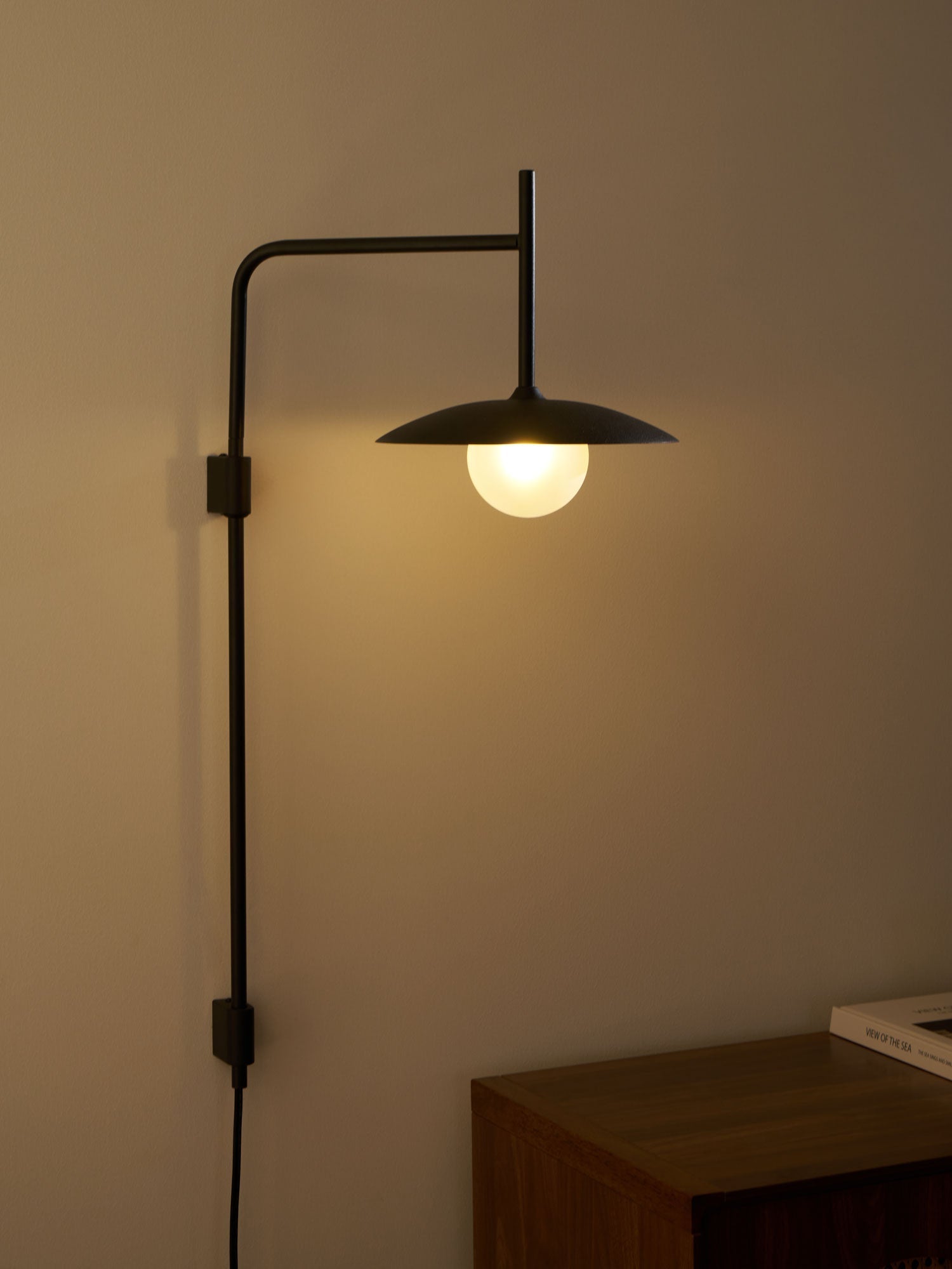 Gea Wandleuchte mit Schwenkarm und Stecksystem – geschwungenes Arm-Design, sanfte Beleuchtung