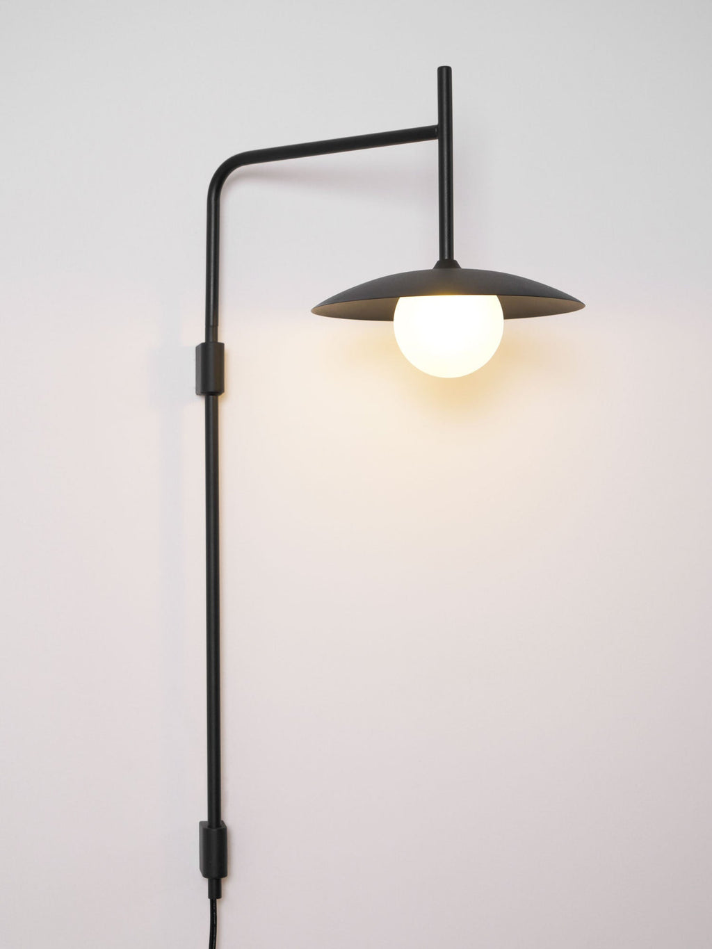 Gea Wandleuchte mit Schwenkarm und Stecksystem – geschwungenes Arm-Design, sanfte Beleuchtung