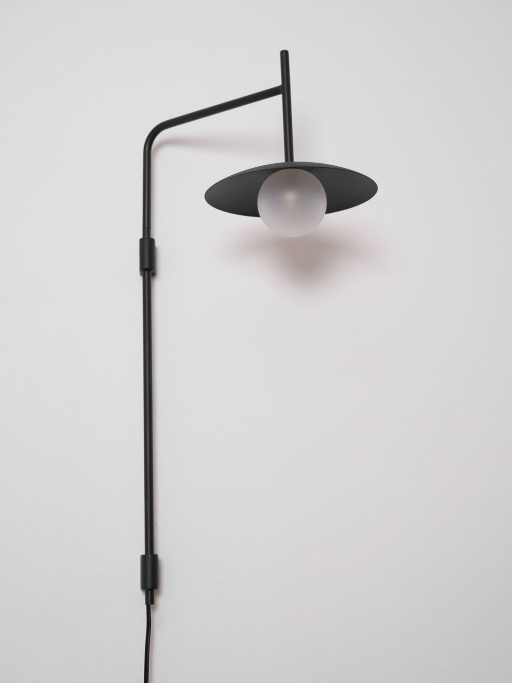 Gea Wandleuchte mit Schwenkarm und Stecksystem – geschwungenes Arm-Design, sanfte Beleuchtung