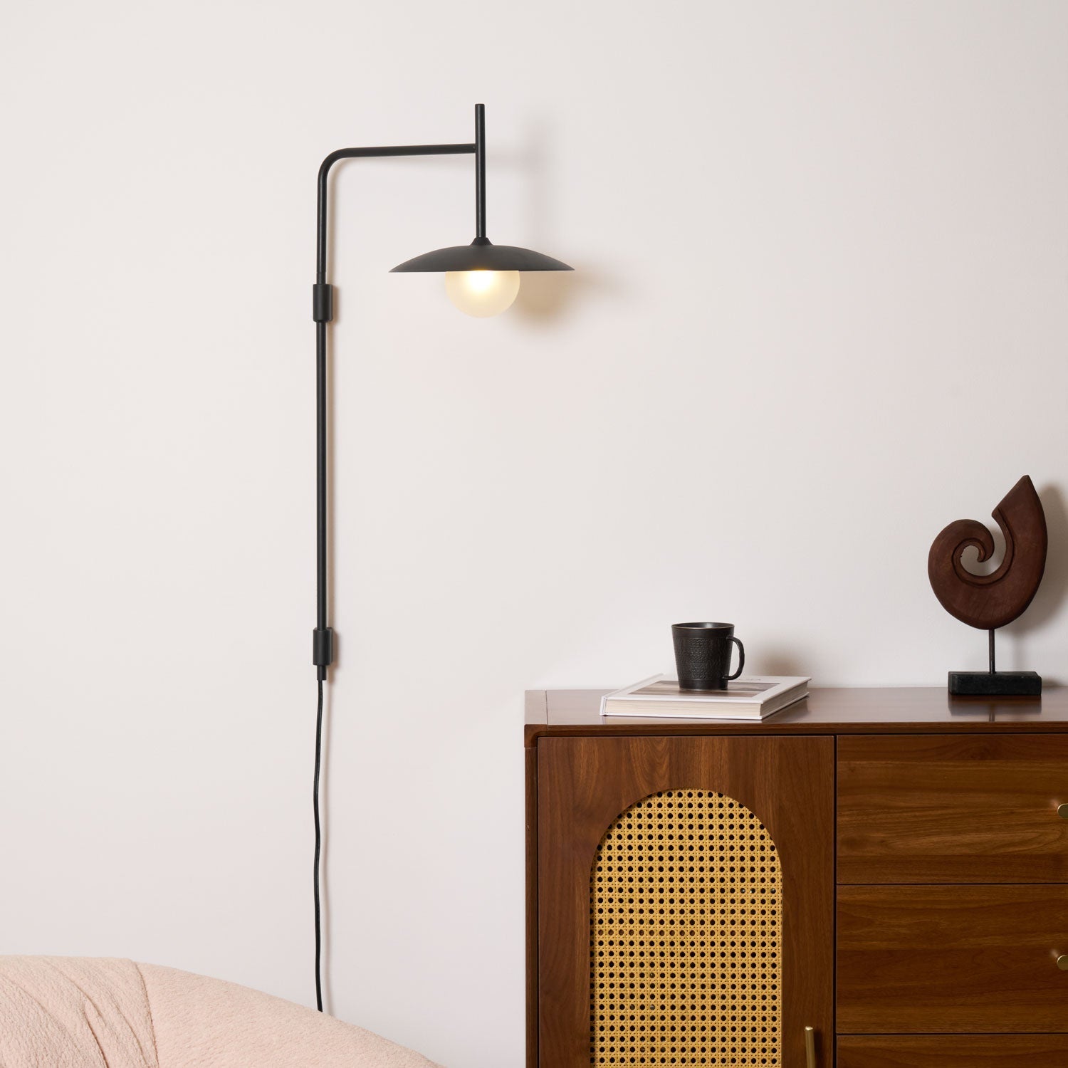 Gea Wandleuchte mit Schwenkarm und Stecksystem – geschwungenes Arm-Design, sanfte Beleuchtung