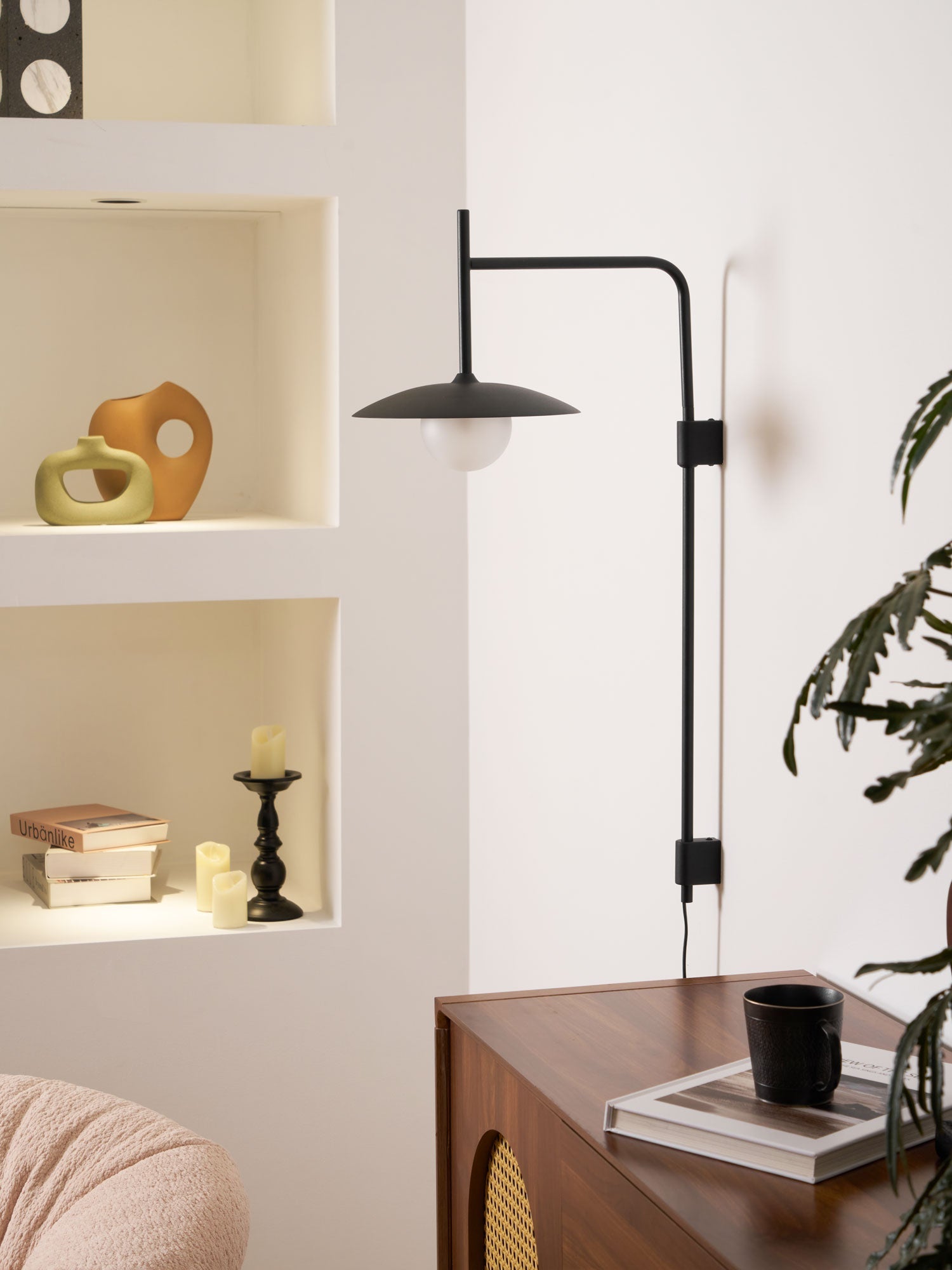 Gea Wandleuchte mit Schwenkarm und Stecksystem – geschwungenes Arm-Design, sanfte Beleuchtung