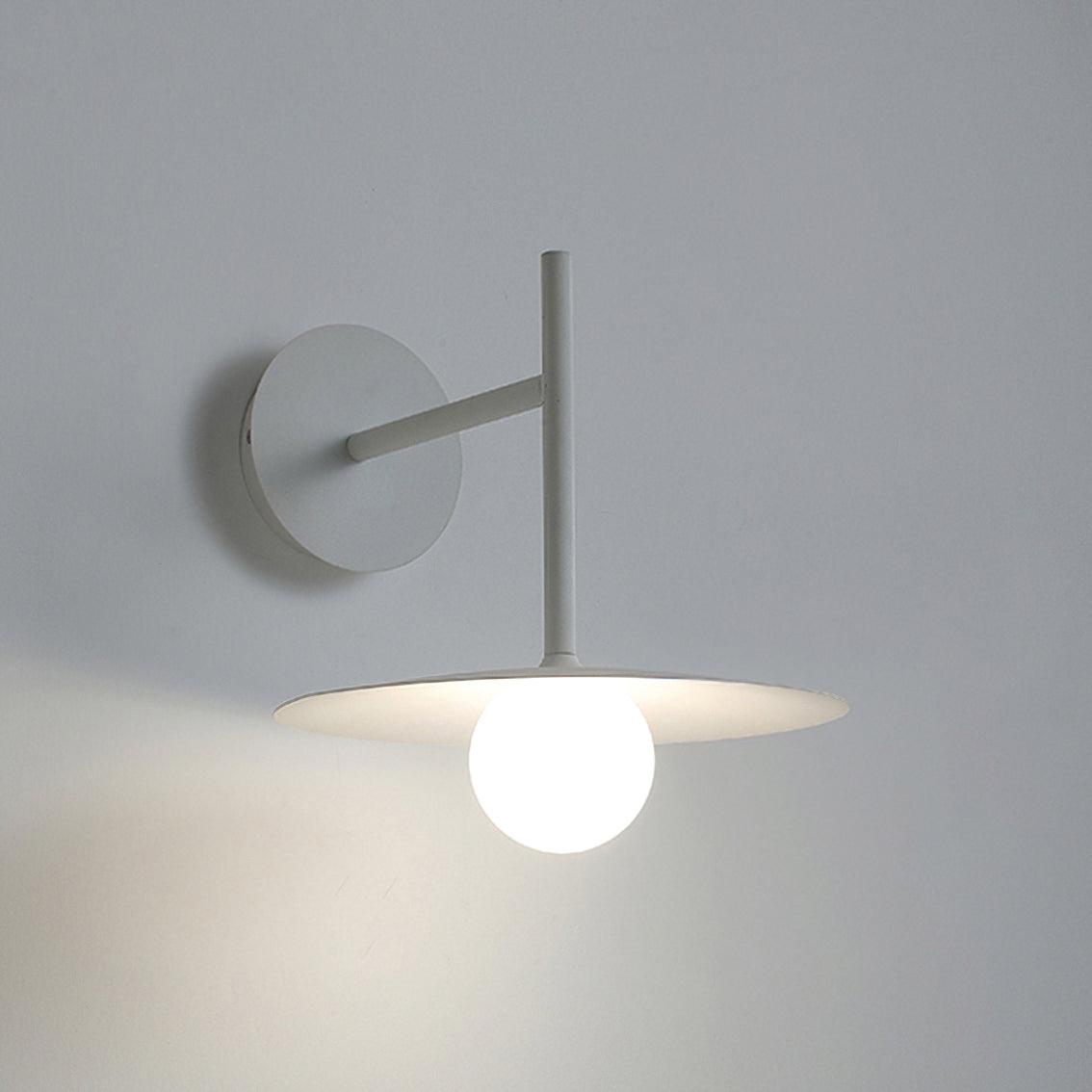 Nástěnné svítidlo Gea z železa — kompaktní zakřivený design