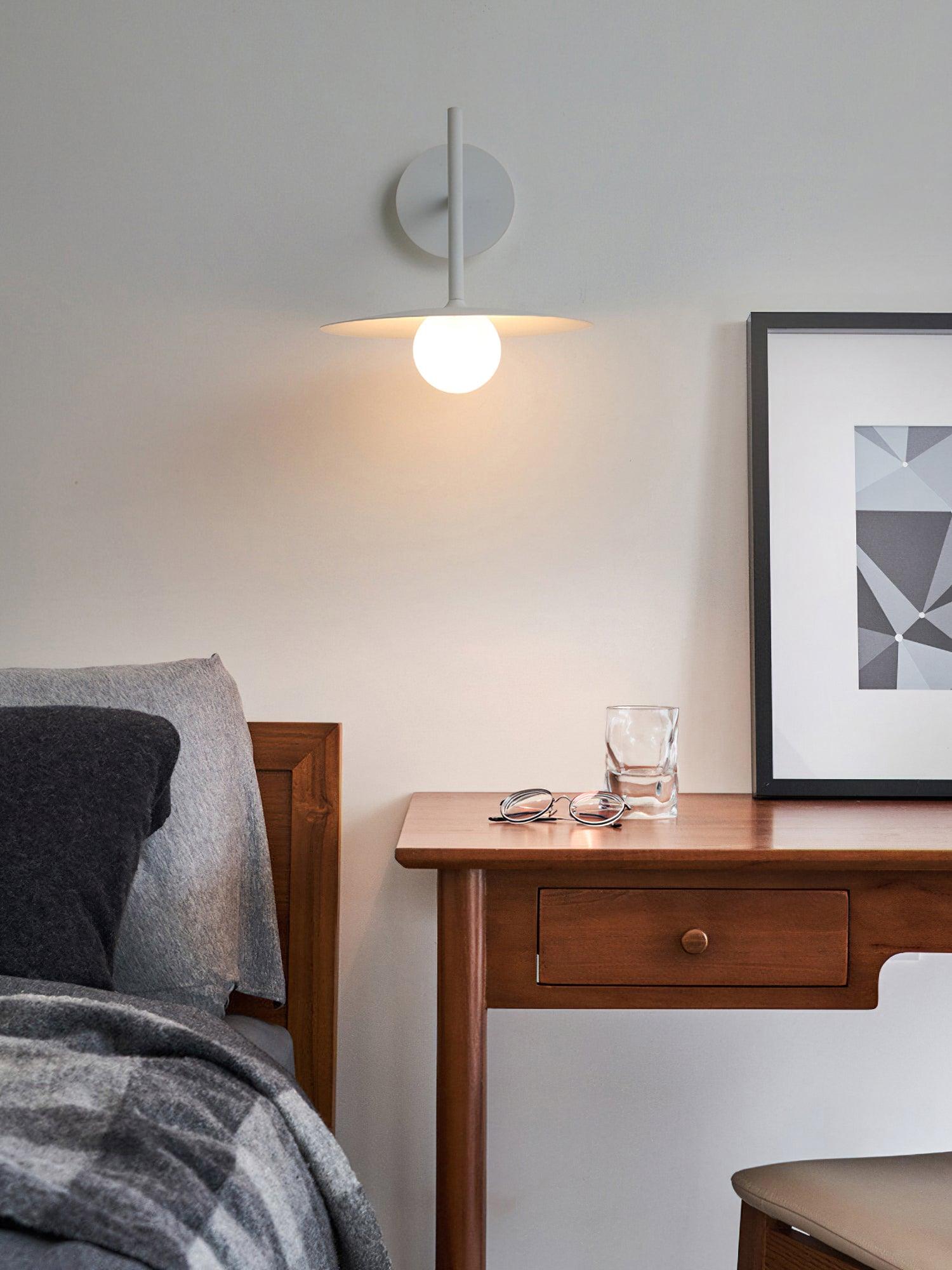 Nástěnné svítidlo Gea z železa — kompaktní zakřivený design