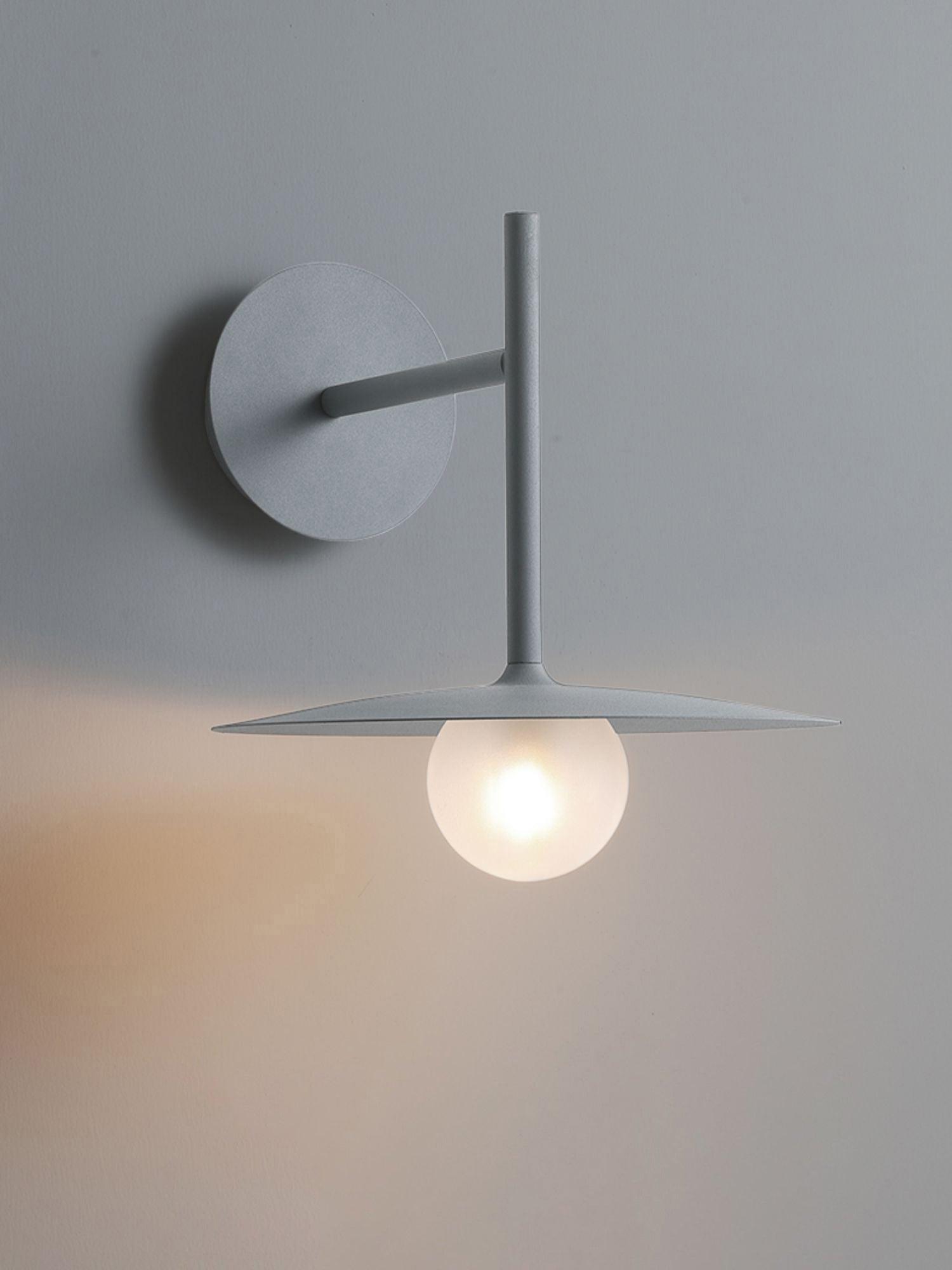 Nástěnné svítidlo Gea z železa — kompaktní zakřivený design