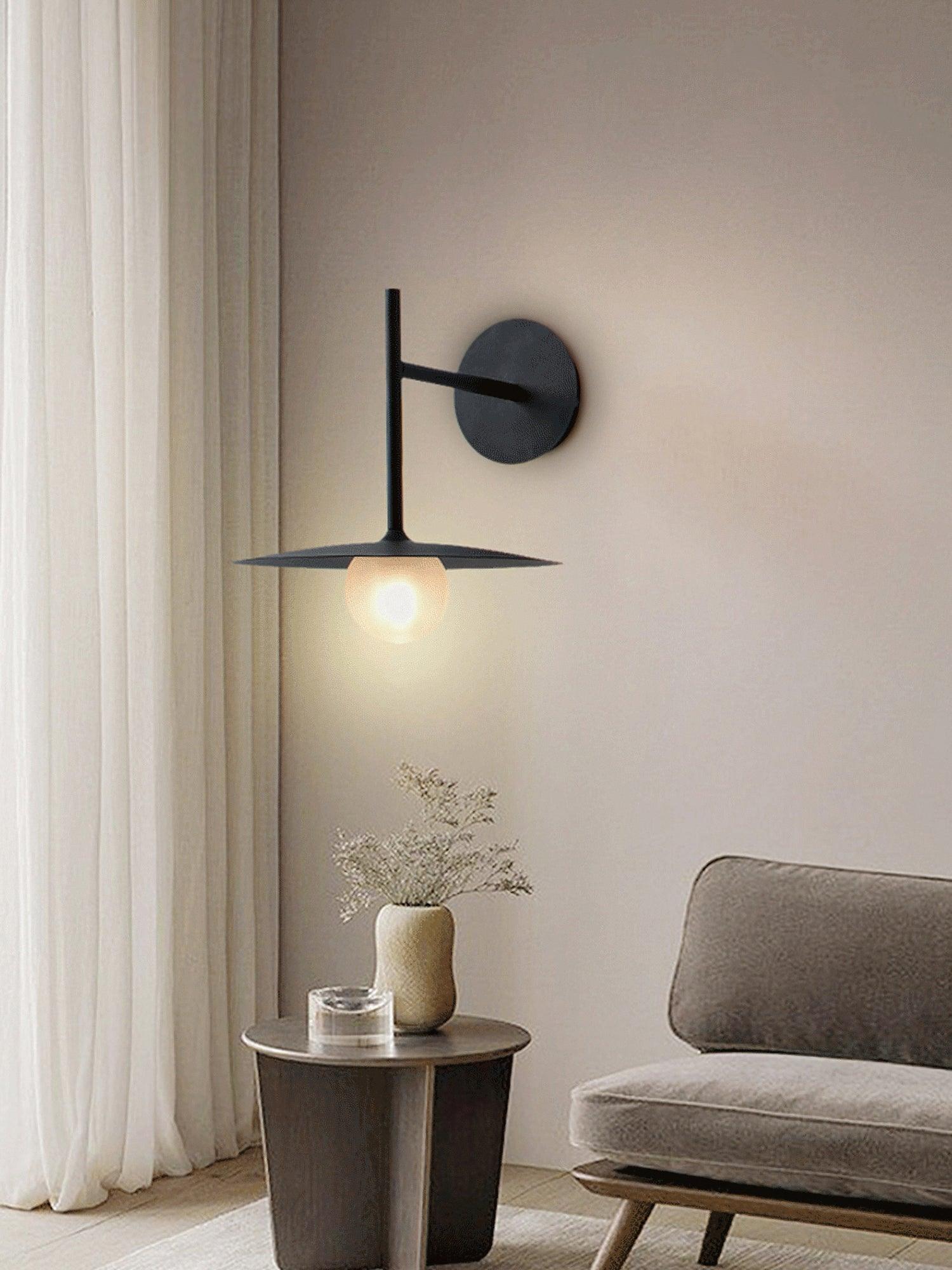Nástěnné svítidlo Gea z železa — kompaktní zakřivený design