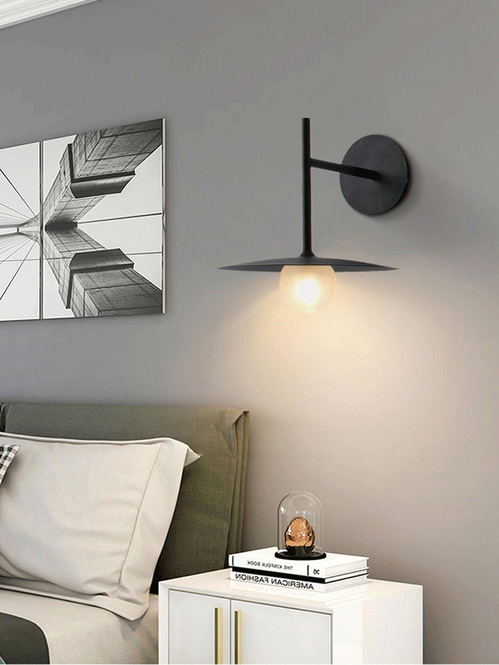 Nástěnné svítidlo Gea z železa — kompaktní zakřivený design
