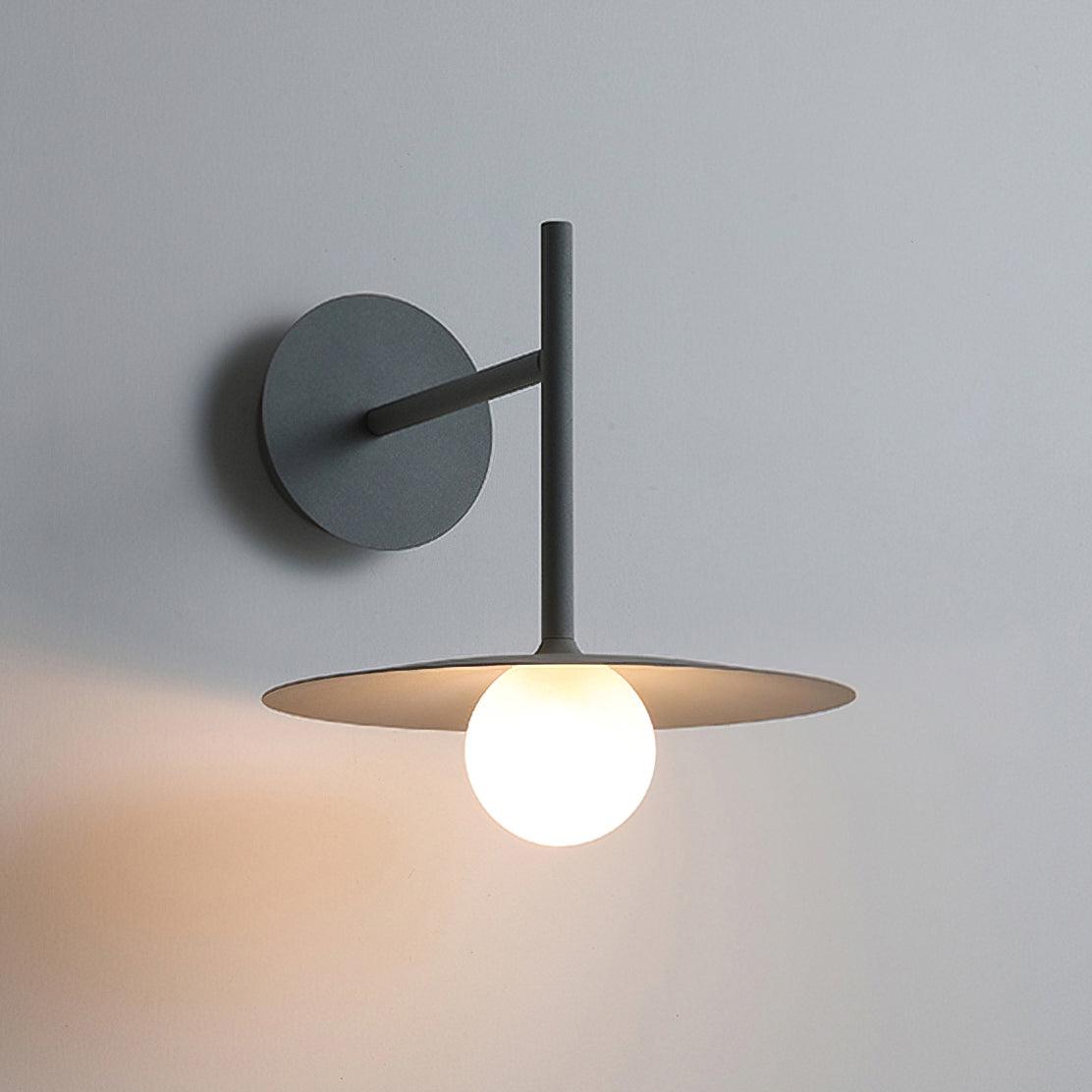 Nástěnné svítidlo Gea z železa — kompaktní zakřivený design