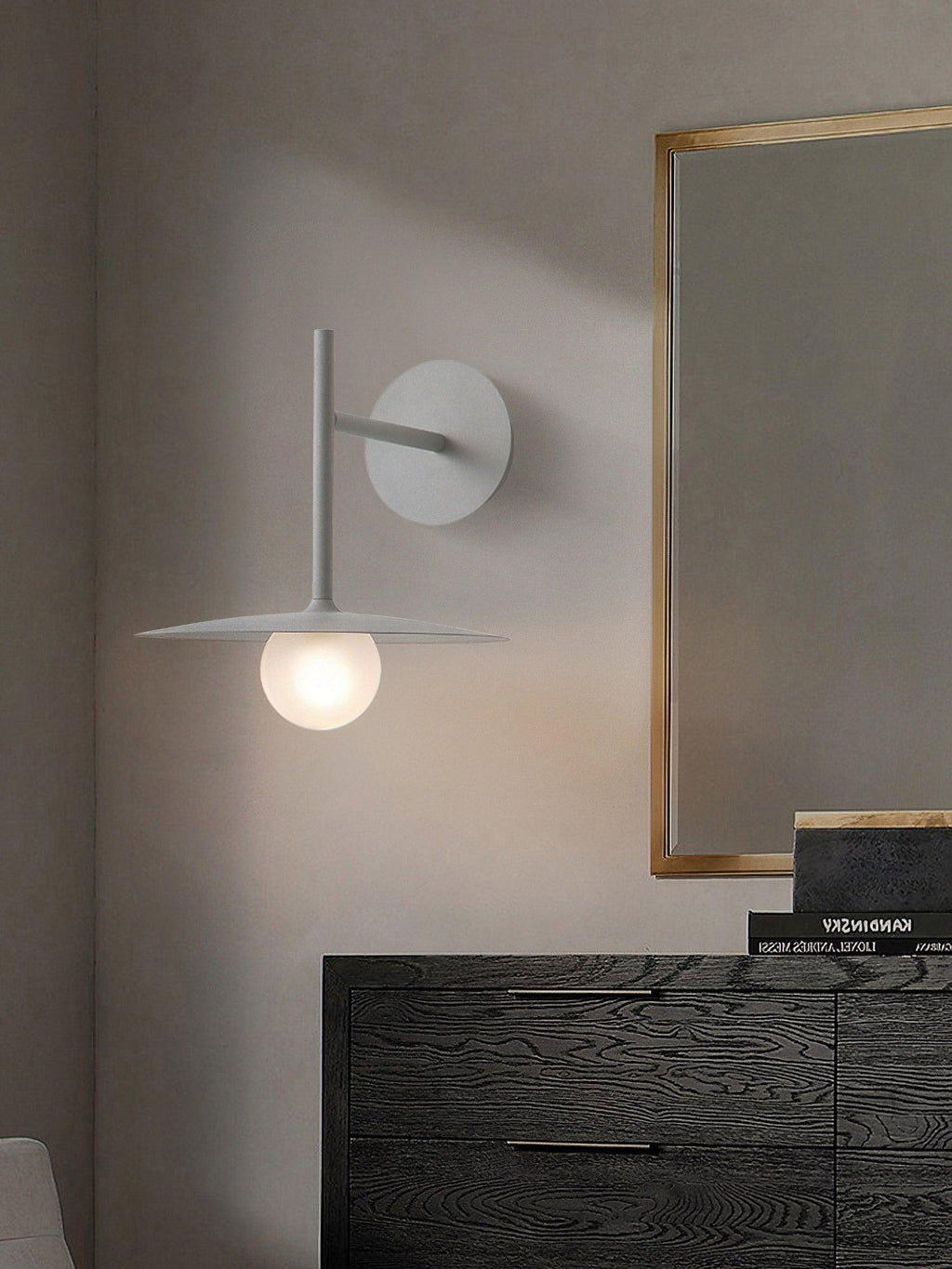 Nástěnné svítidlo Gea z železa — kompaktní zakřivený design