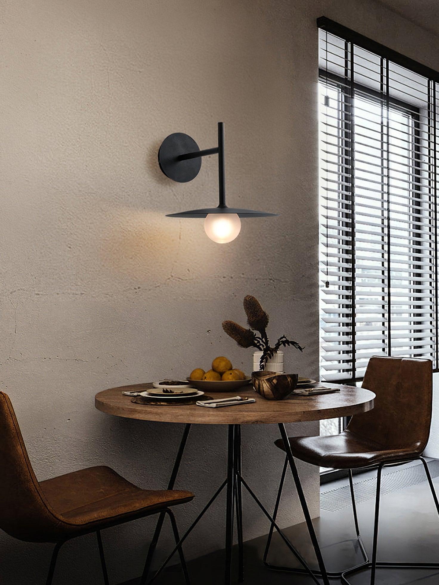 Nástěnné svítidlo Gea z železa — kompaktní zakřivený design