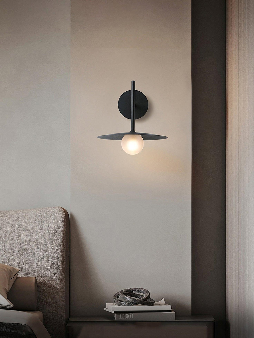 Nástěnné svítidlo Gea z železa — kompaktní zakřivený design