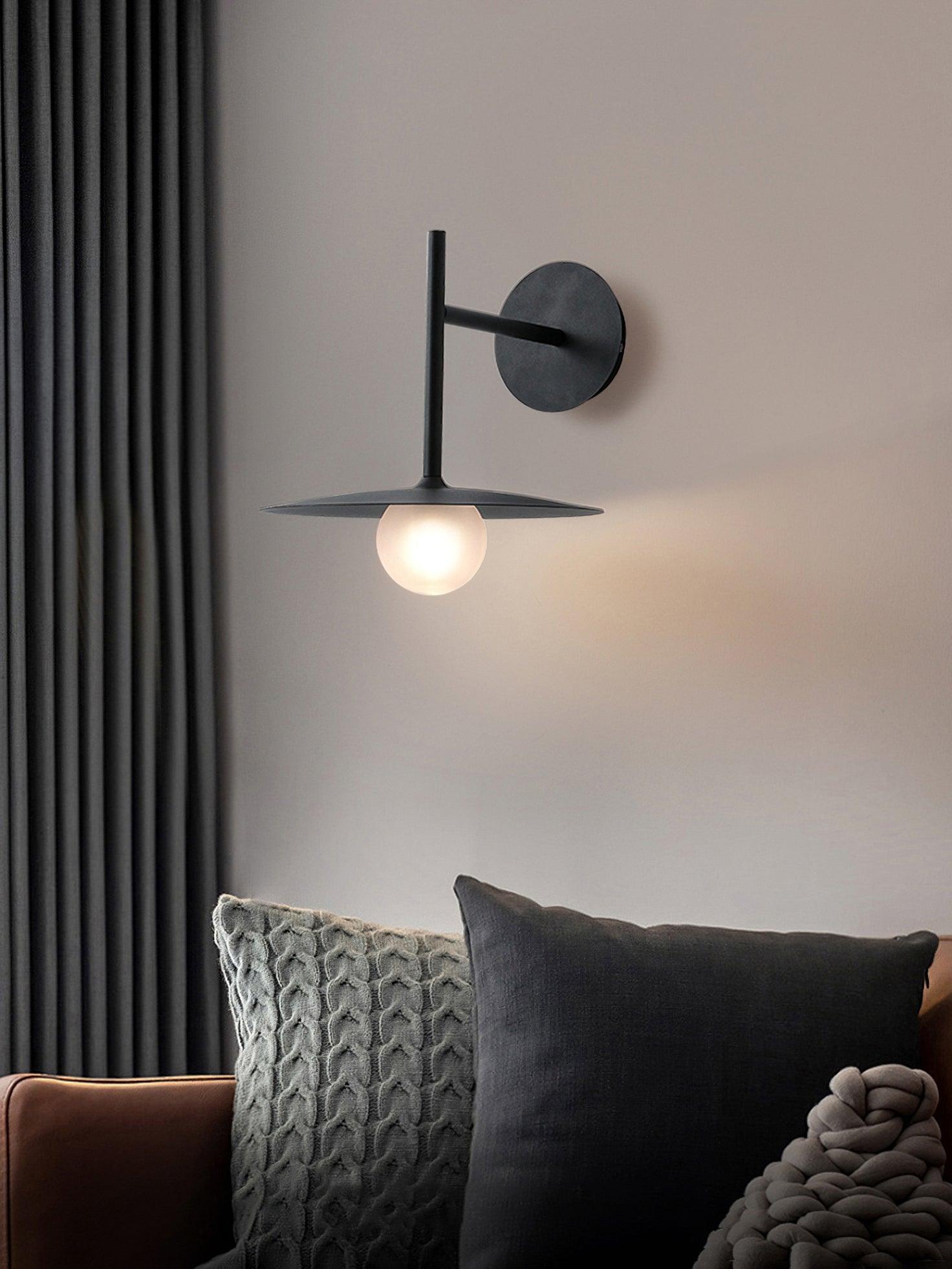 Nástěnné svítidlo Gea z železa — kompaktní zakřivený design