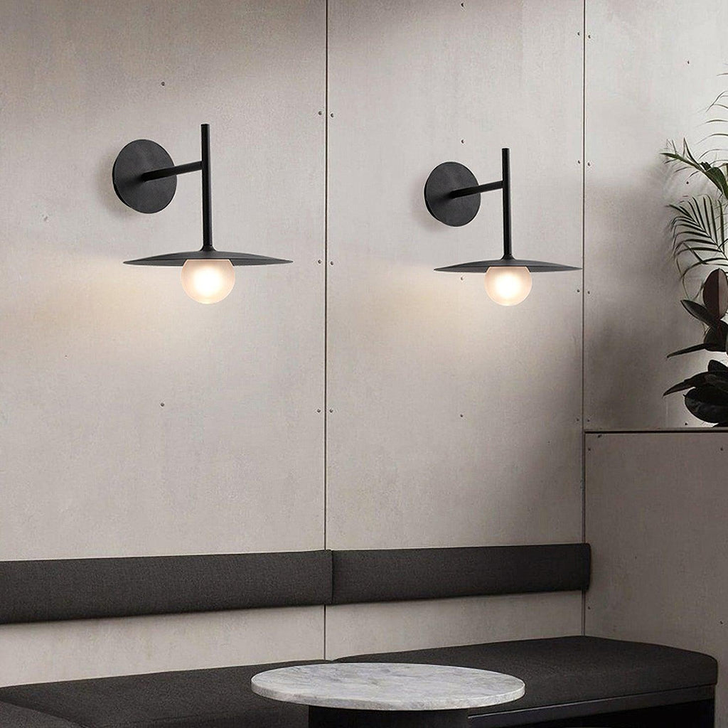 Nástěnné svítidlo Gea z železa — kompaktní zakřivený design