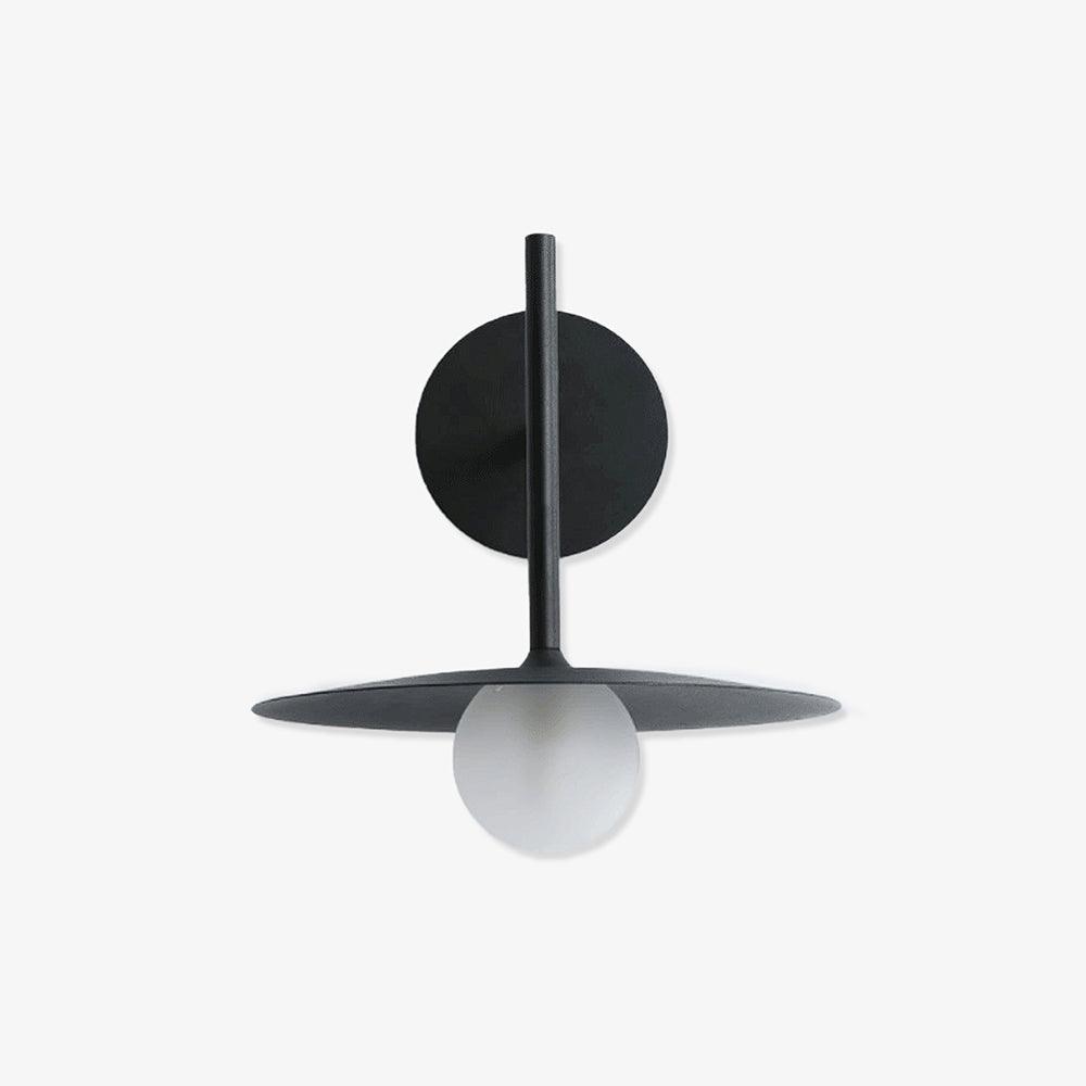 Nástěnné svítidlo Gea z železa — kompaktní zakřivený design