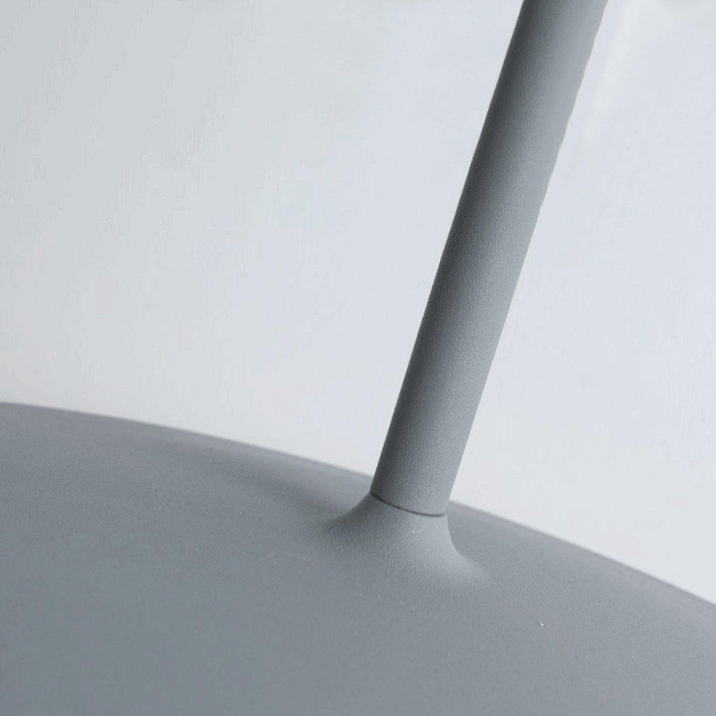 Nástěnné svítidlo Gea z železa — kompaktní zakřivený design