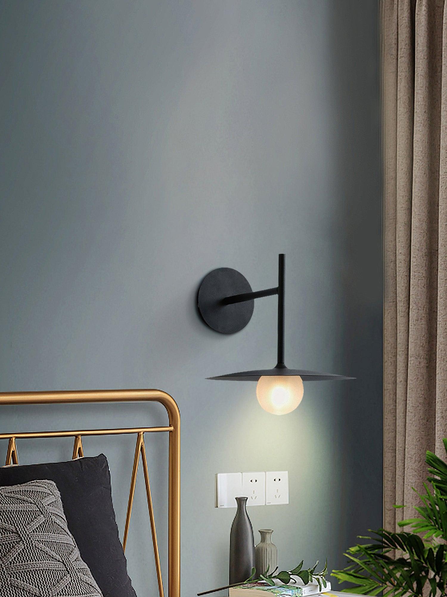 Nástěnné svítidlo Gea z železa — kompaktní zakřivený design