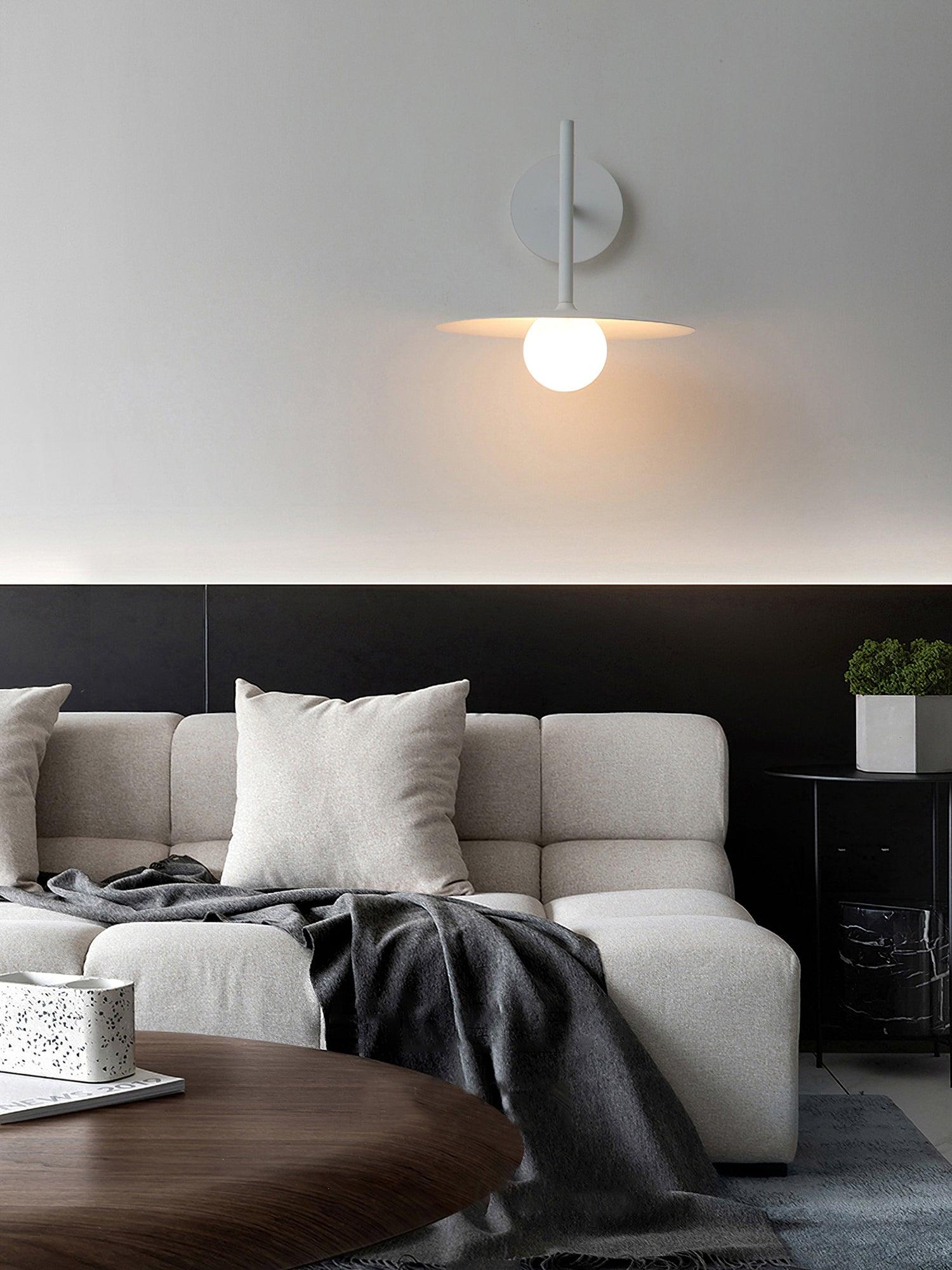 Nástěnné svítidlo Gea z železa — kompaktní zakřivený design