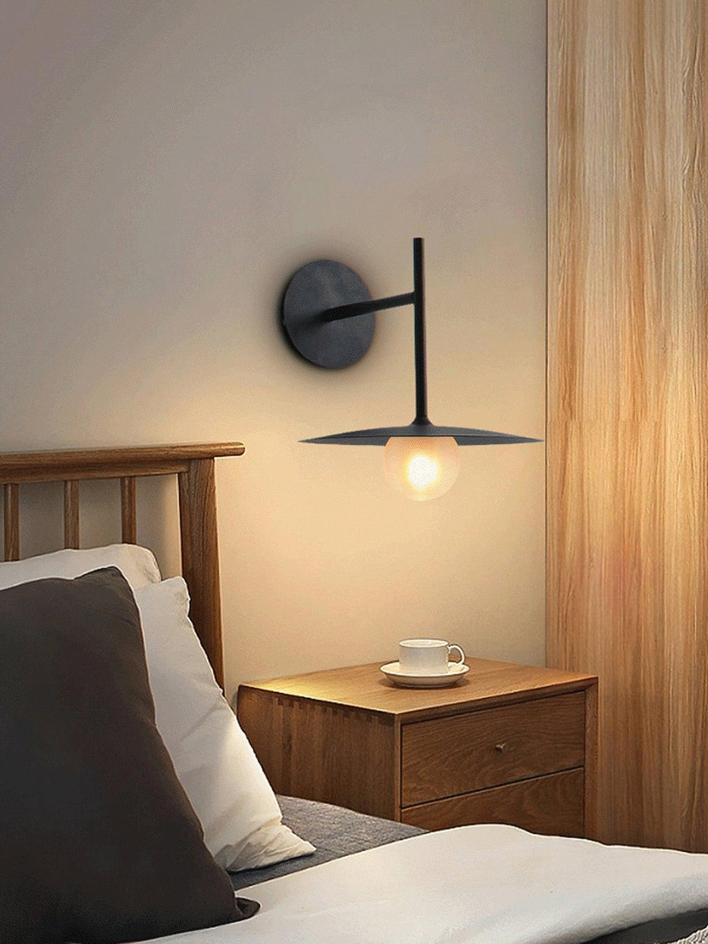 Nástěnné svítidlo Gea z železa — kompaktní zakřivený design