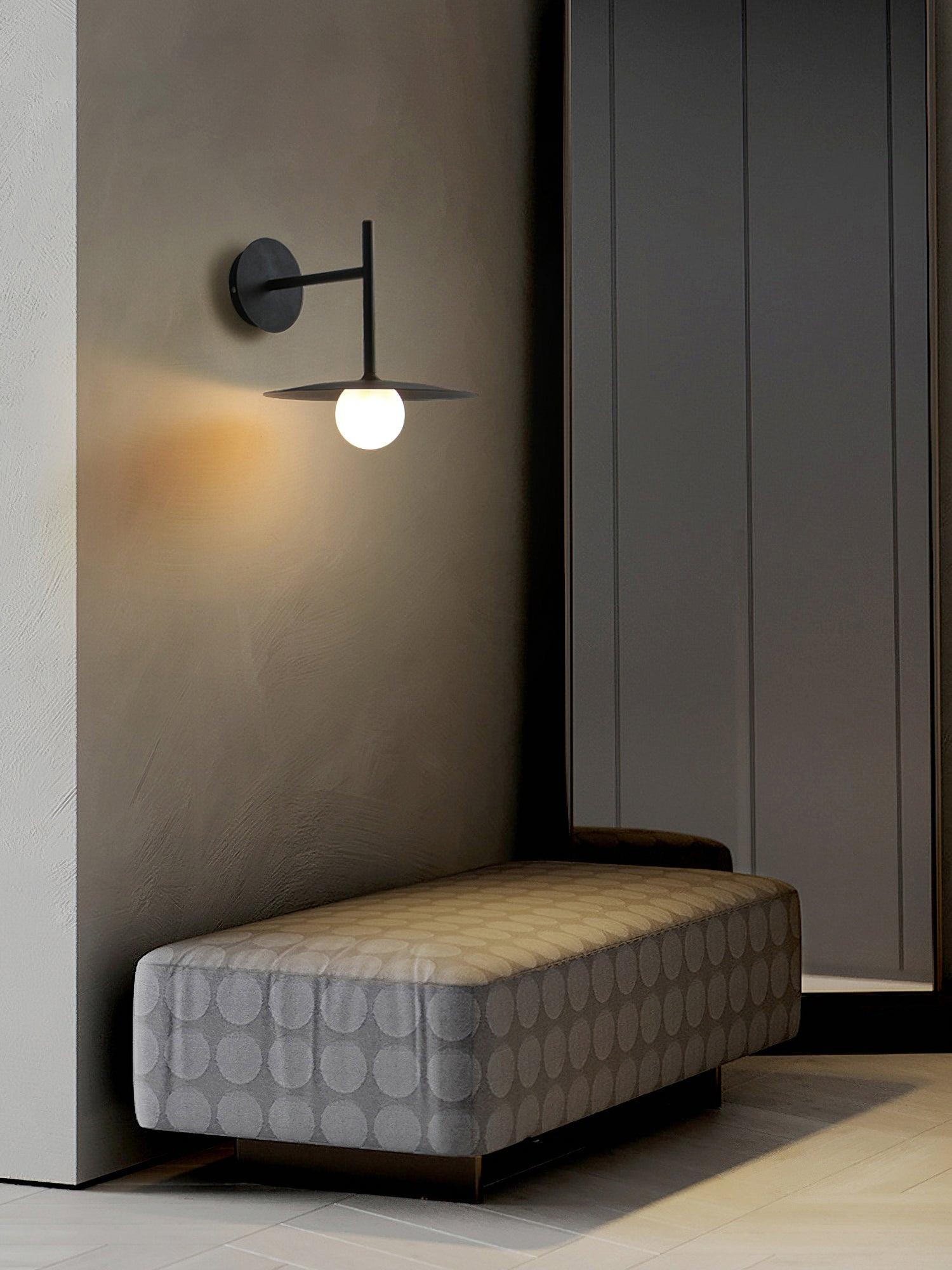 Nástěnné svítidlo Gea z železa — kompaktní zakřivený design