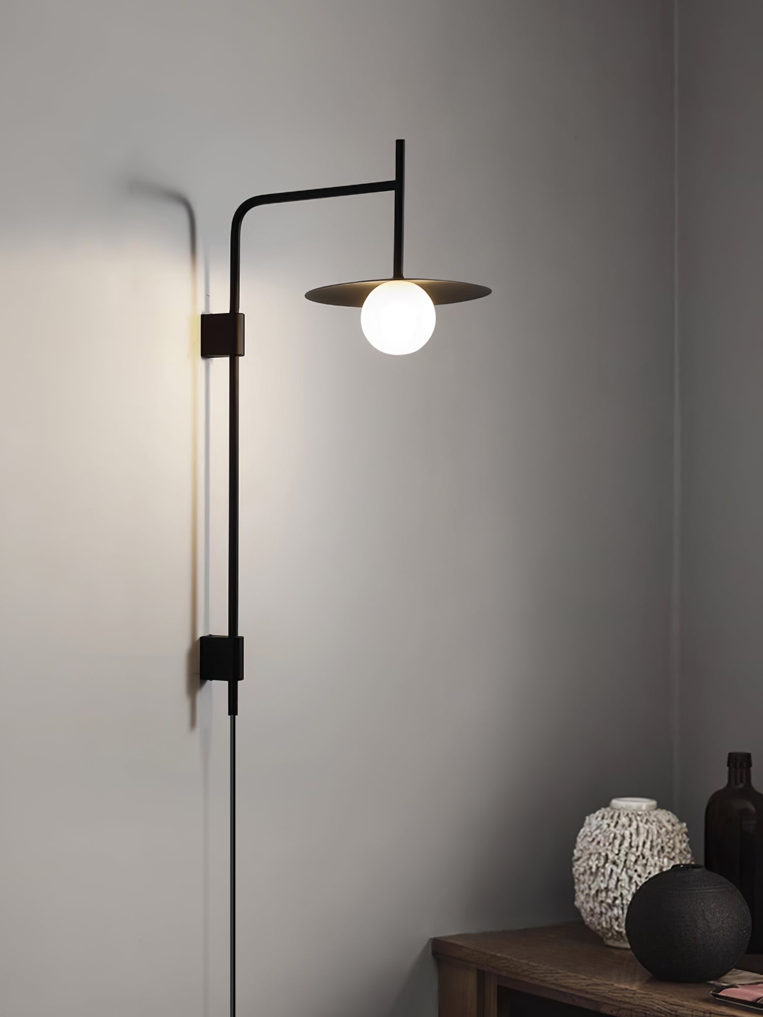 Gea Wandleuchte mit Schwenkarm und Stecksystem – geschwungenes Arm-Design, sanfte Beleuchtung