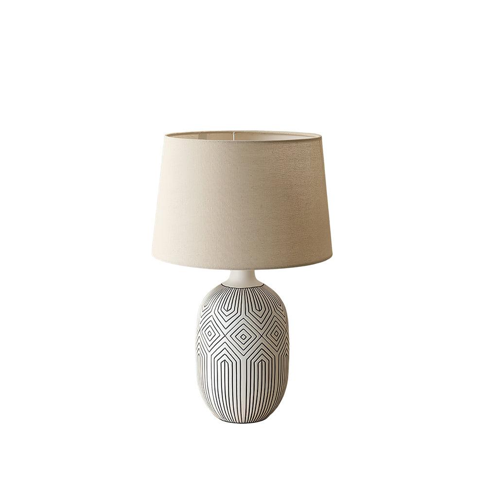 Geometrisk bordlampe i keramikk med bølgemønster — skulpturelt bølgedesign