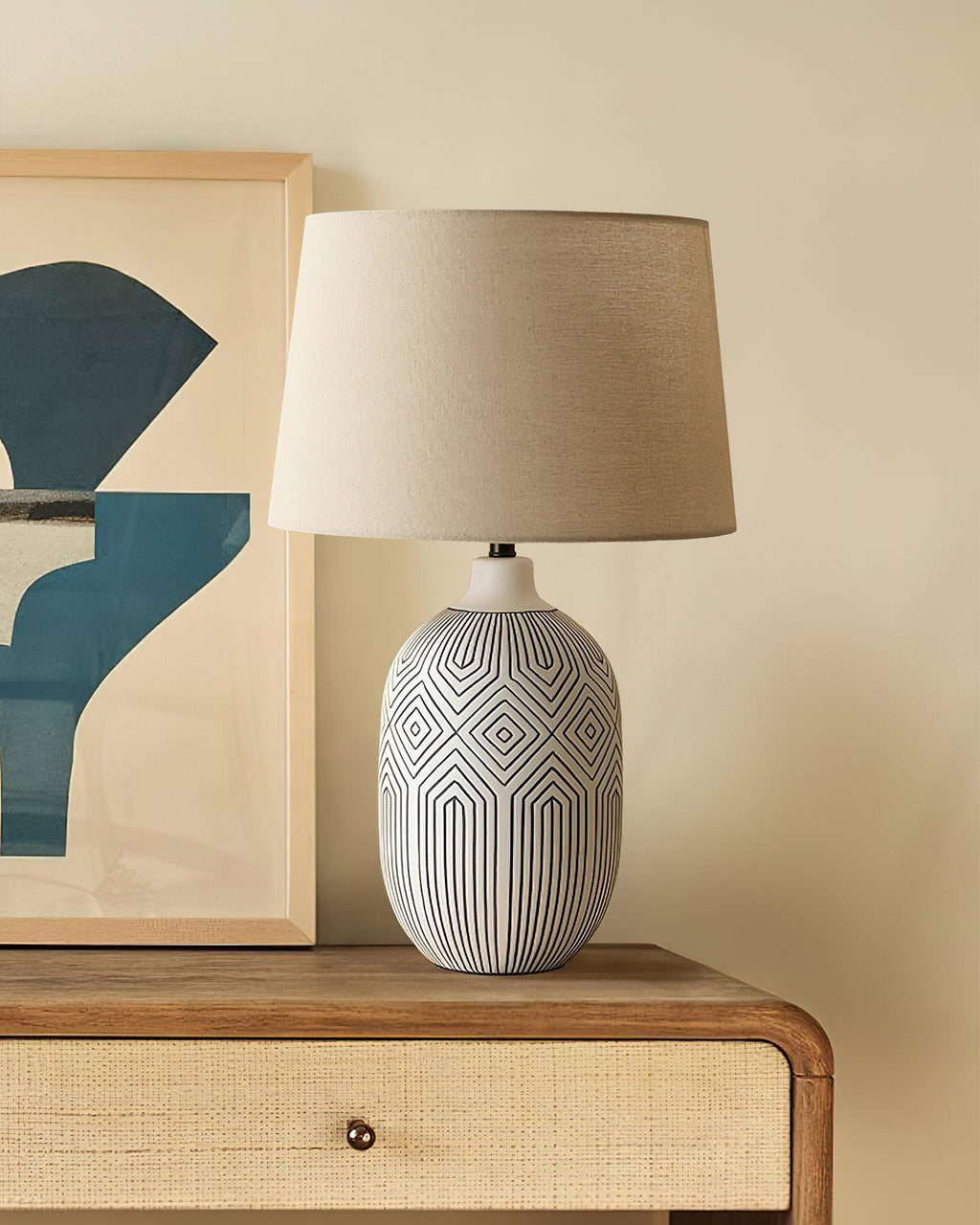 Geometrisk bordlampe i keramikk med bølgemønster — skulpturelt bølgedesign