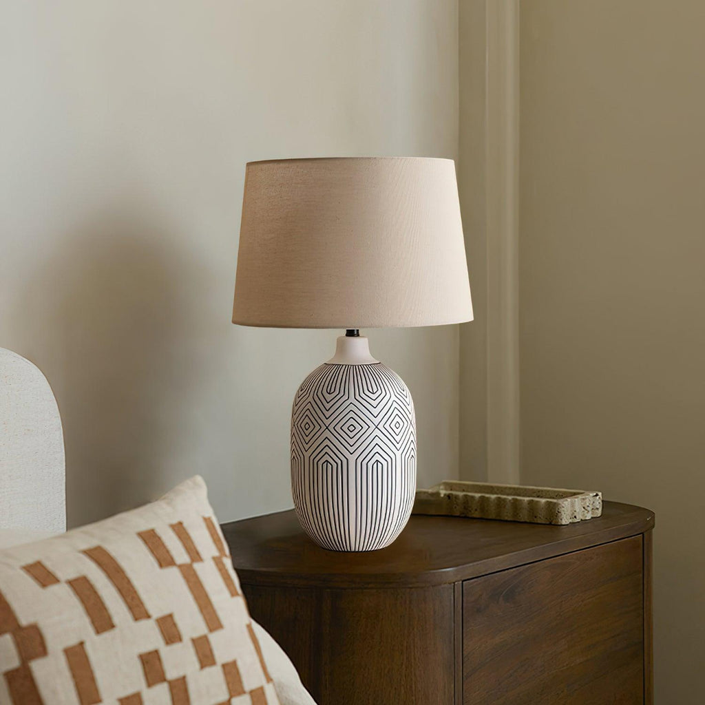 Geometrisk bordlampe i keramikk med bølgemønster — skulpturelt bølgedesign